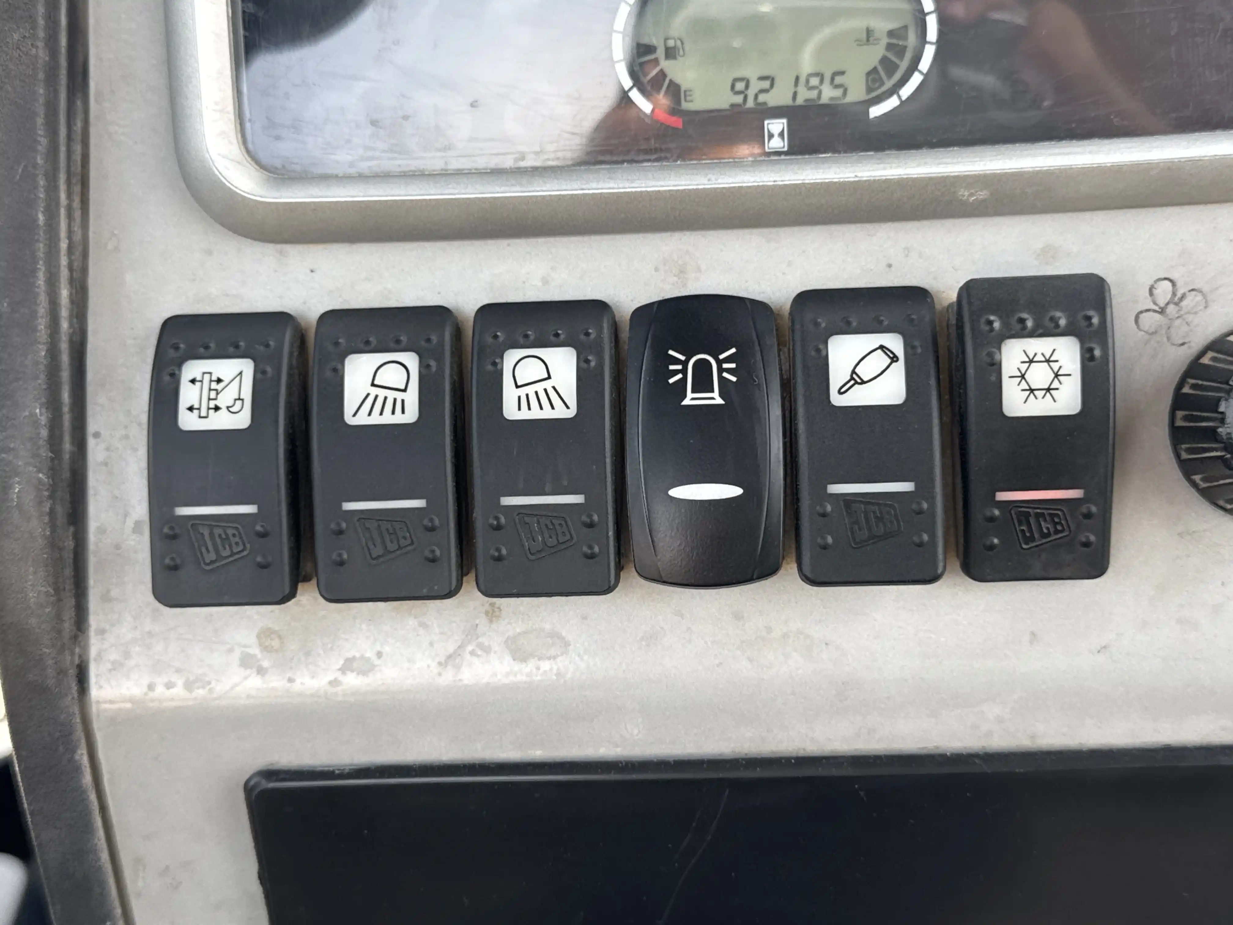 BHL-004-JCB-3DX-Plus-backhoe-loader-inspection-cabin-electronic-instrument-board