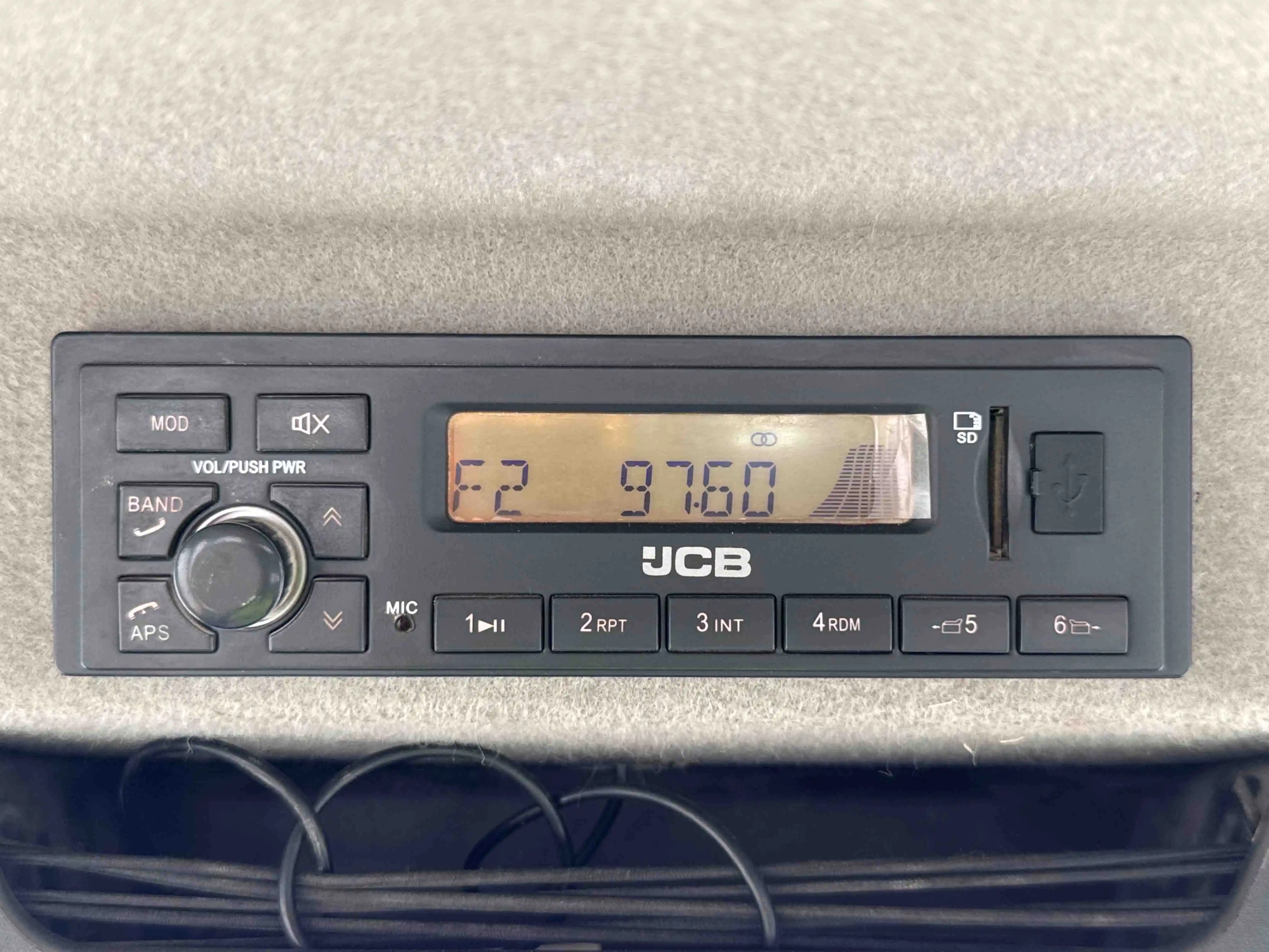 BHL-004-JCB-3DX-Plus-backhoe-loader-inspection-cabin-radio
