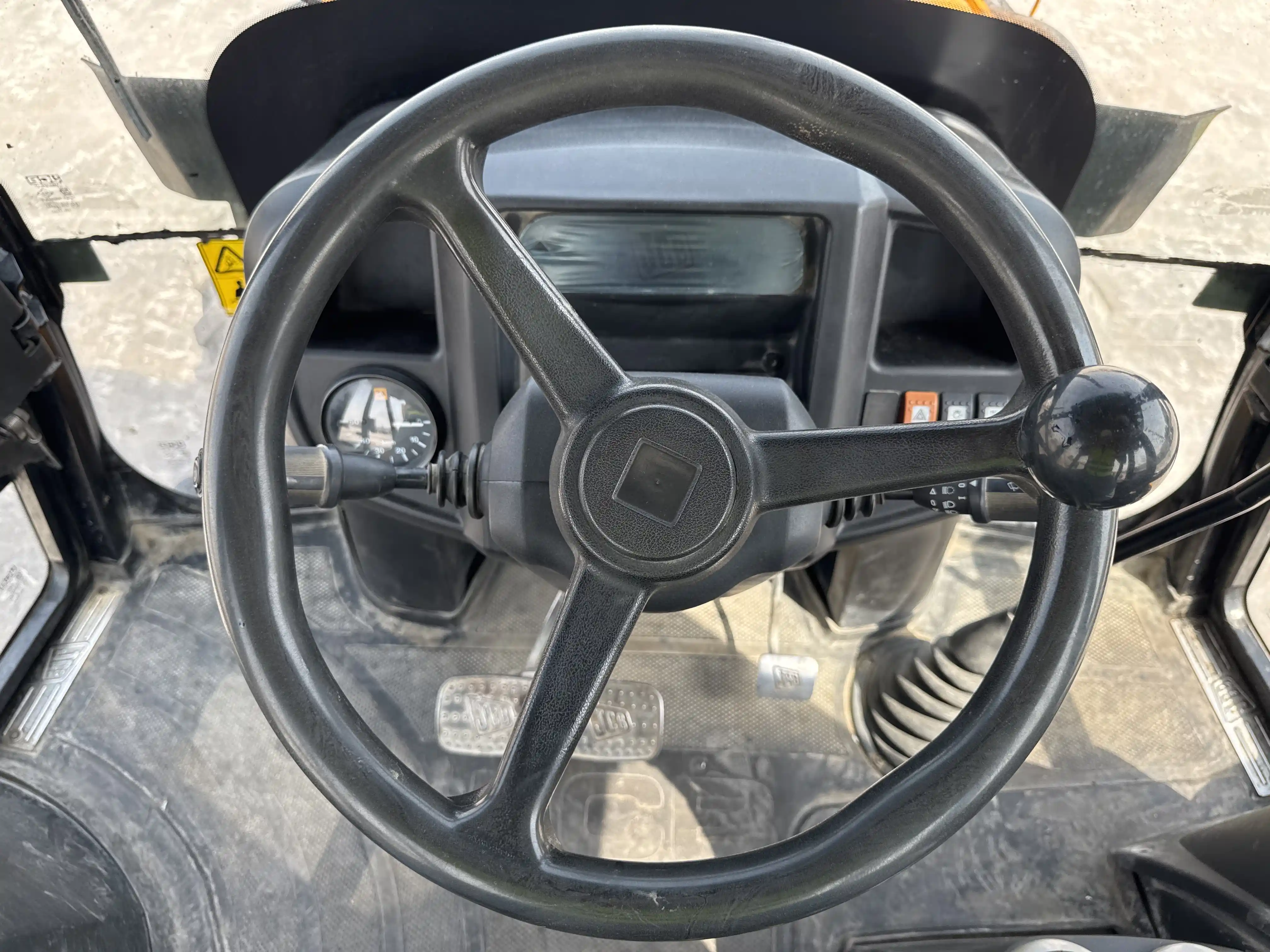 BHL-004-JCB-3DX-Plus-backhoe-loader-inspection-cabin-steering-controls