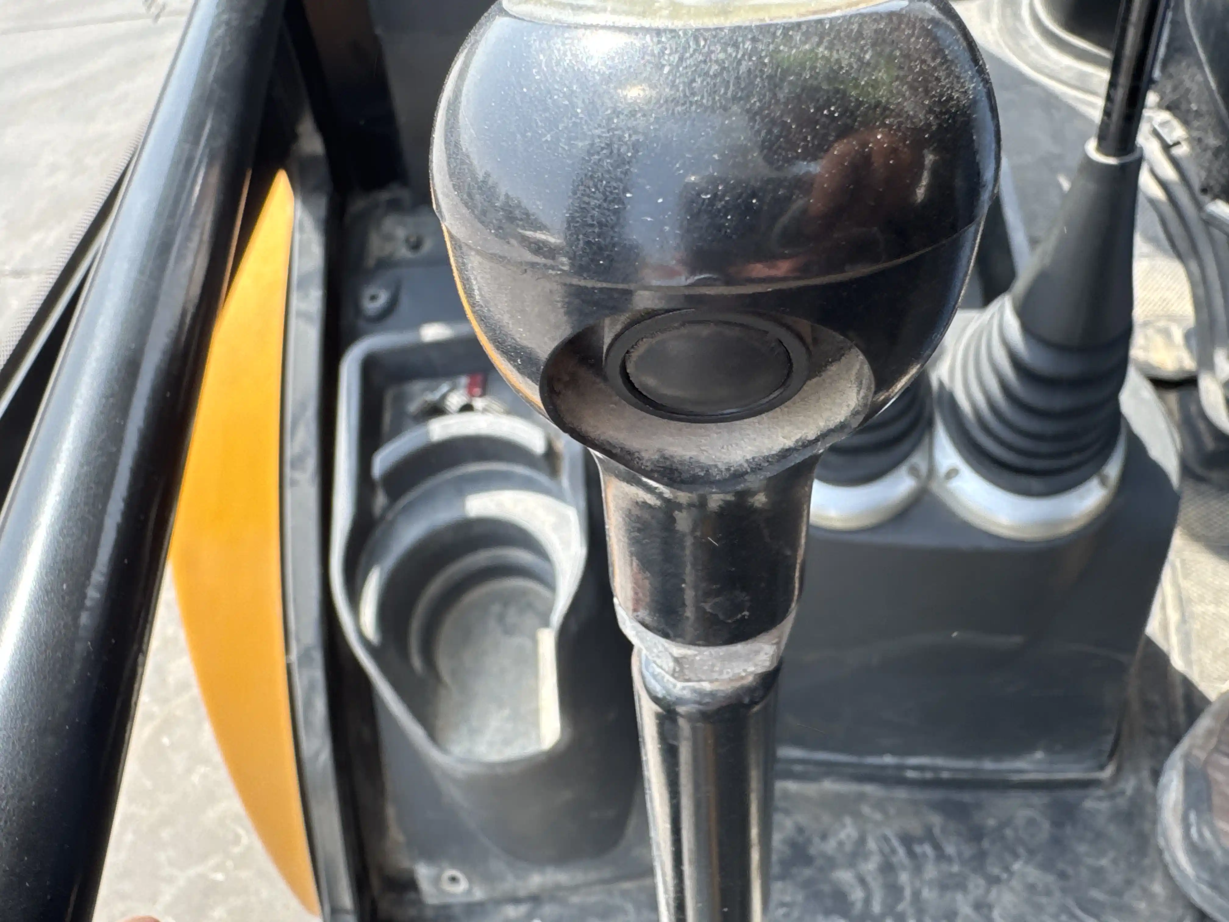 BHL-004-JCB-3DX-Plus-backhoe-loader-inspection-cabin-gear-lever