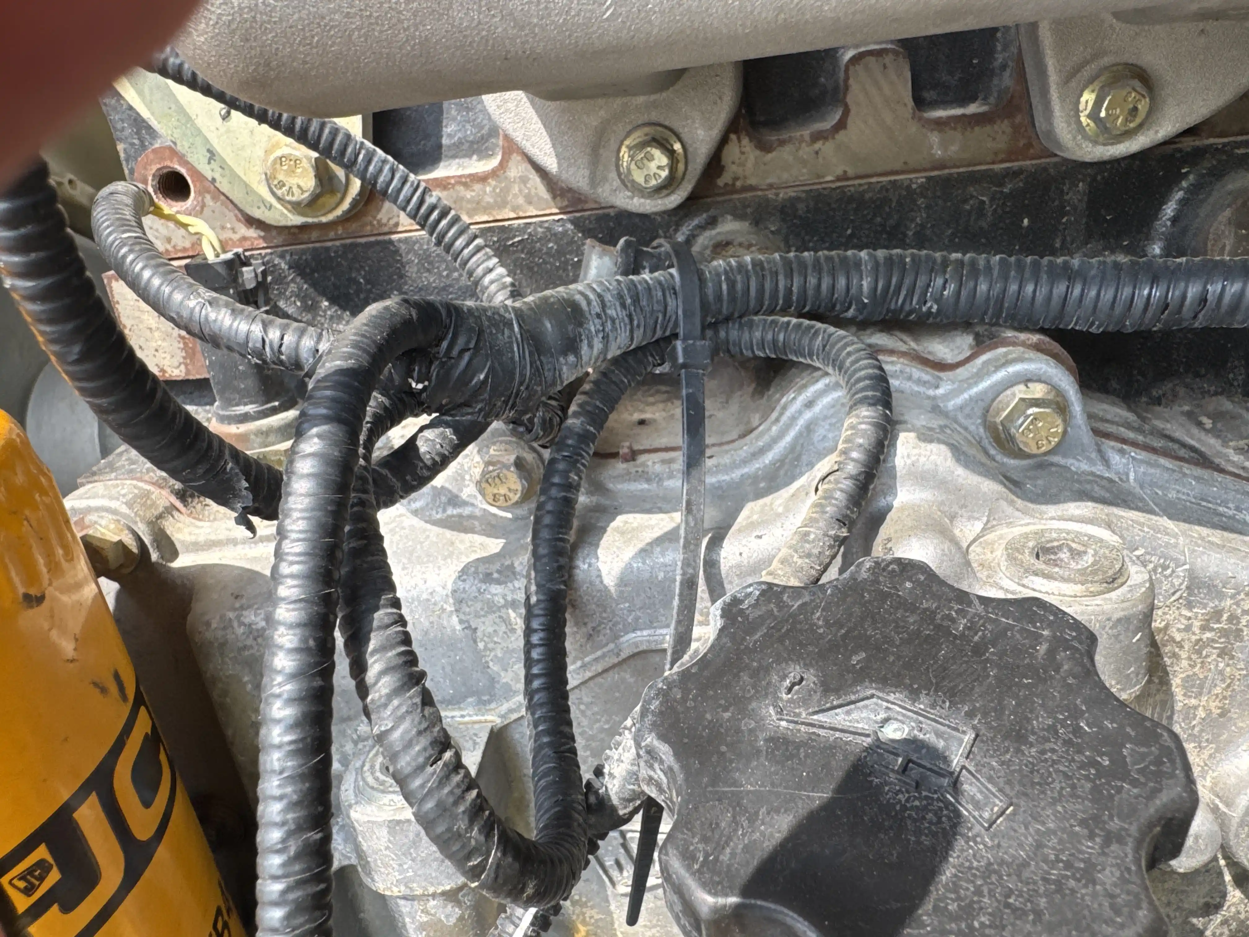 BHL-004-JCB-3DX-Plus-backhoe-loader-inspection-electronic-main-harness