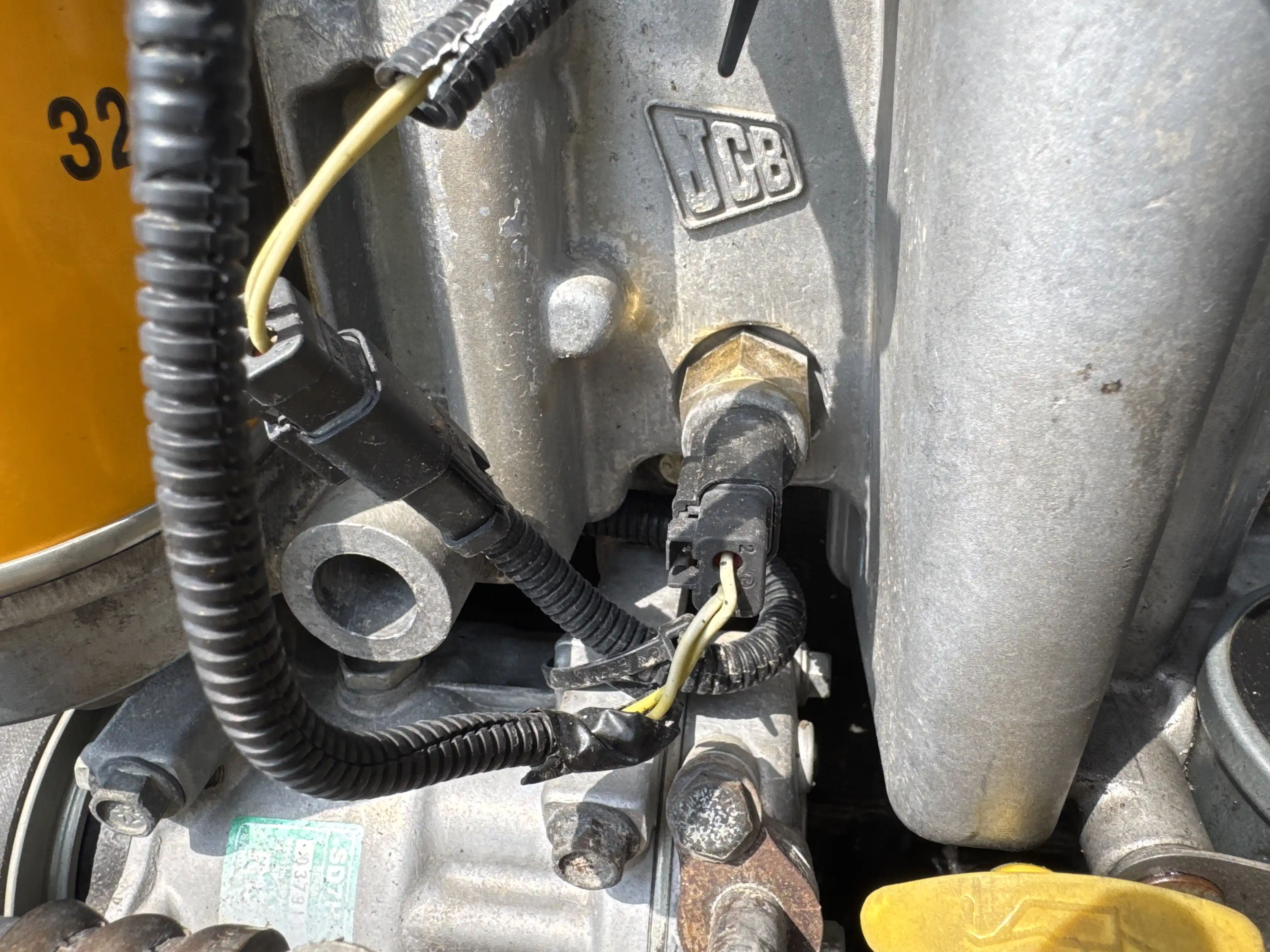 BHL-004-JCB-3DX-Plus-backhoe-loader-inspection-electronic-main-harness