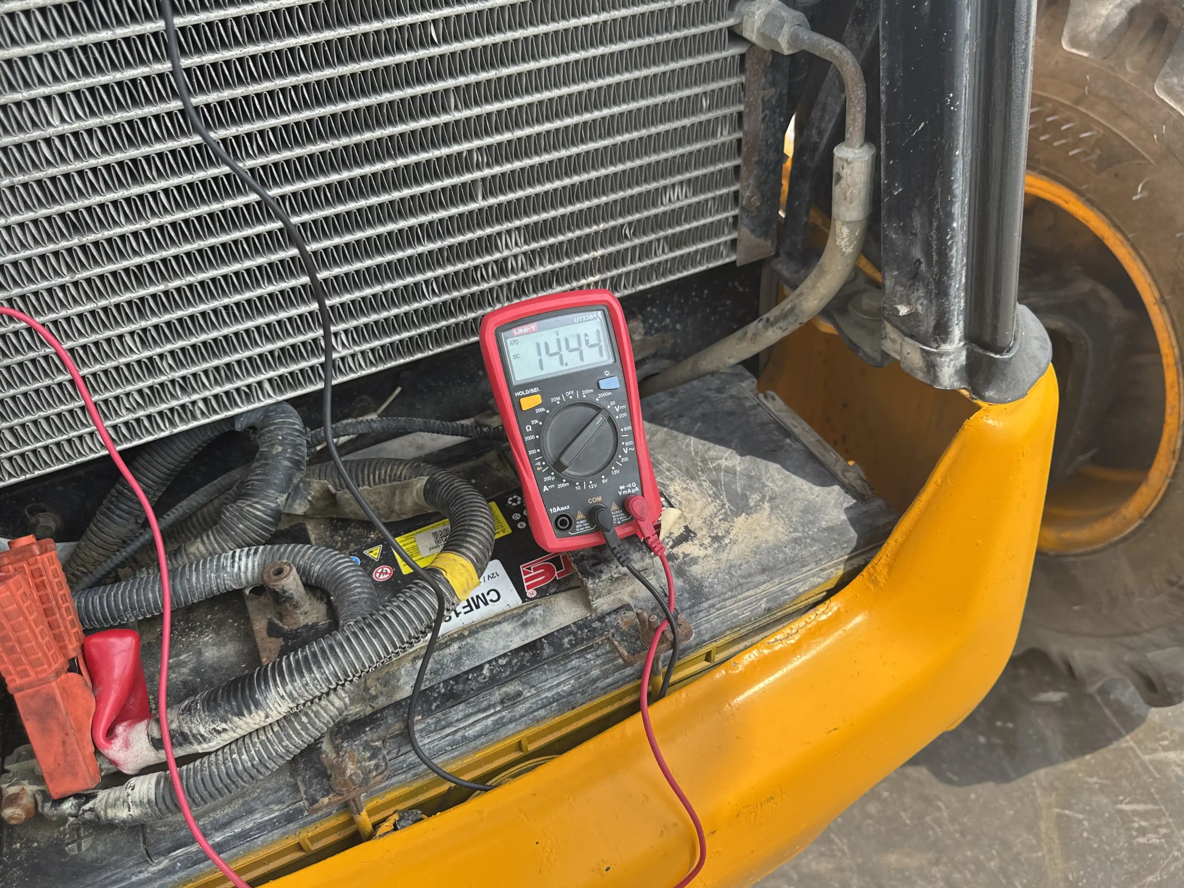 BHL-004-JCB-3DX-Plus-backhoe-loader-inspection-electronic-battery