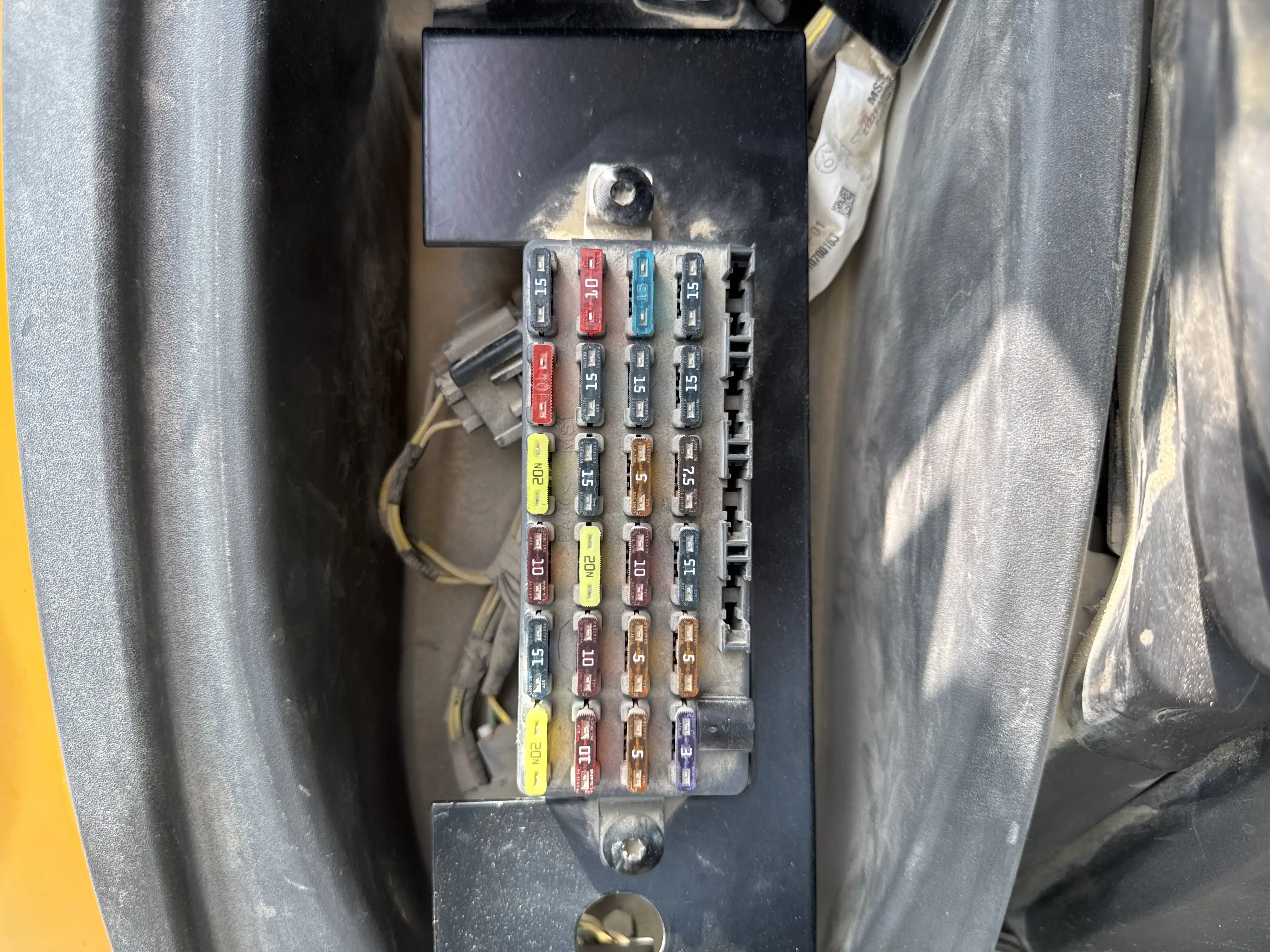 BHL-004-JCB-3DX-Plus-backhoe-loader-inspection-electronic-fuse-box