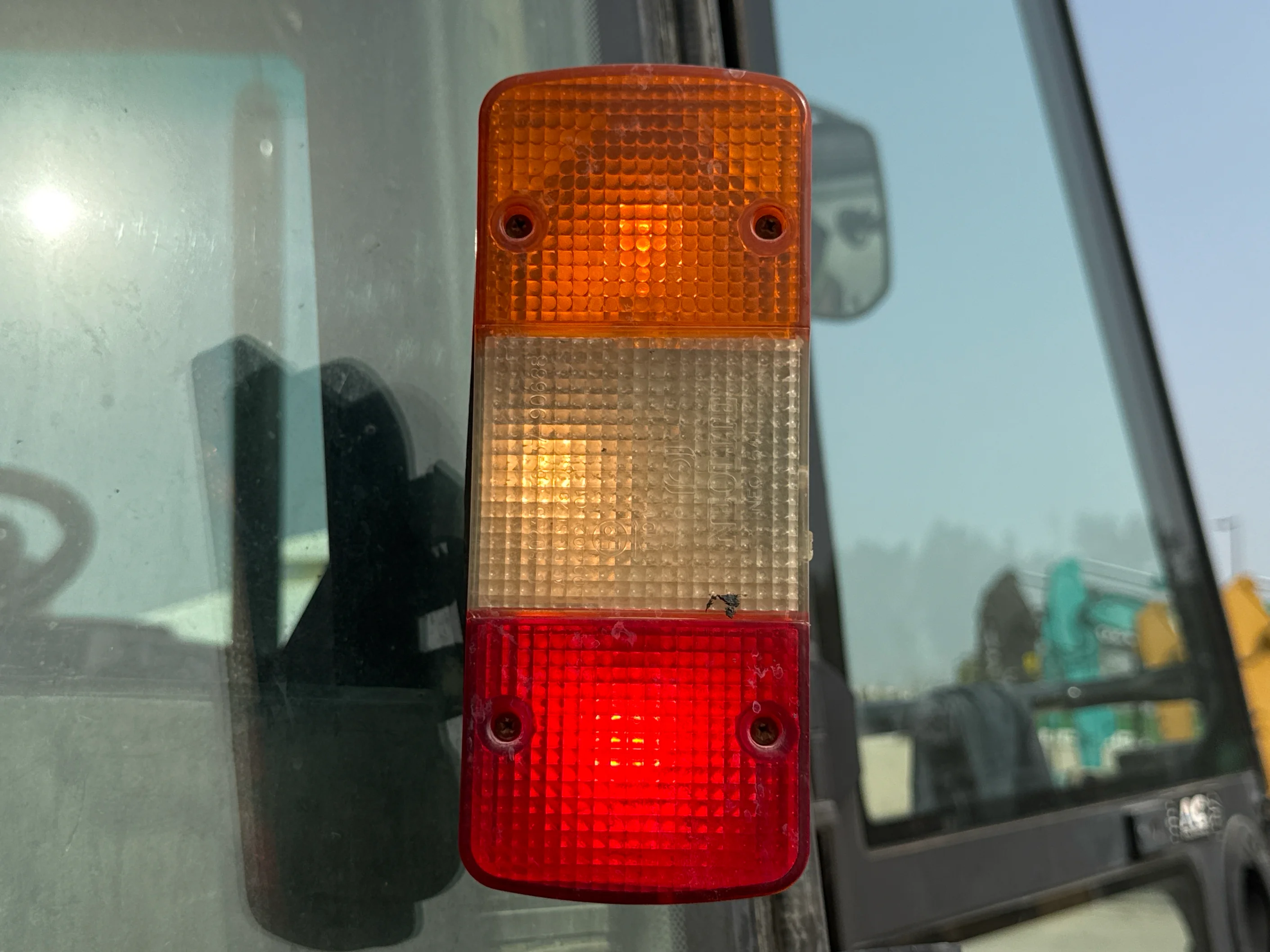 BHL-004-JCB-3DX-Plus-backhoe-loader-inspection-electronic-lights-and-signals
