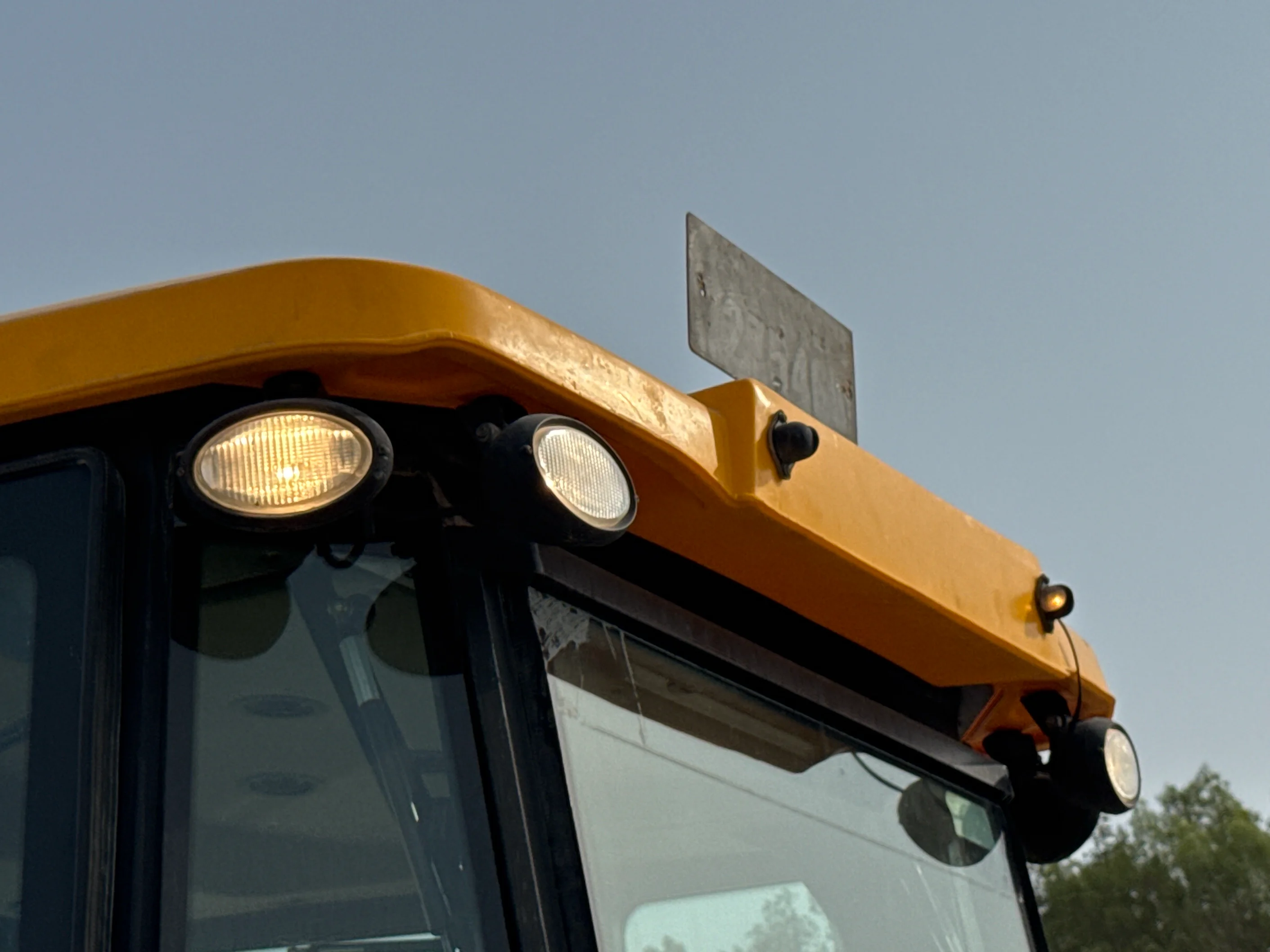 BHL-004-JCB-3DX-Plus-backhoe-loader-inspection-electronic-lights-and-signals