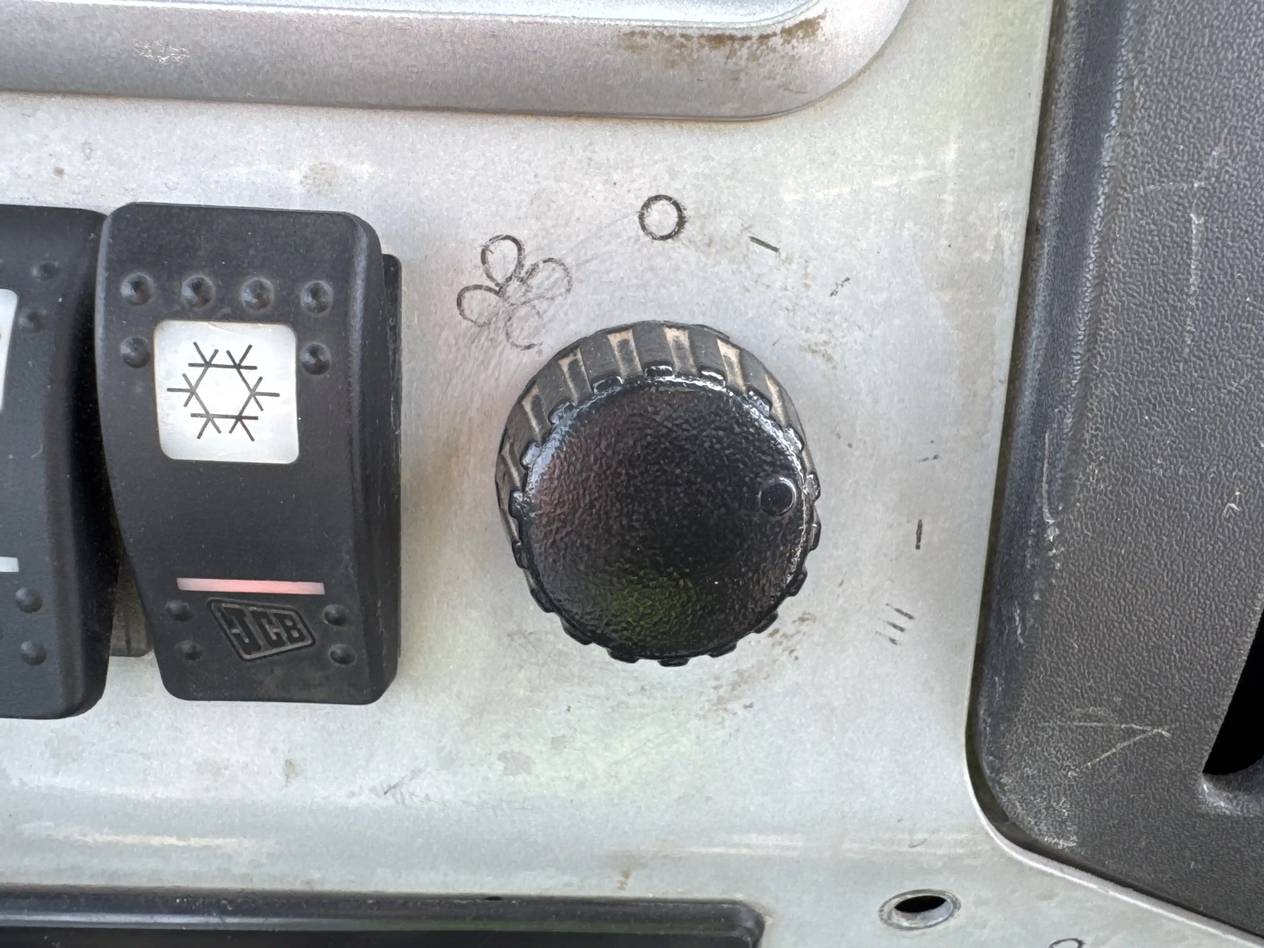 BHL-004-JCB-3DX-Plus-backhoe-loader-inspection-air-conditioning-AC-control-panel