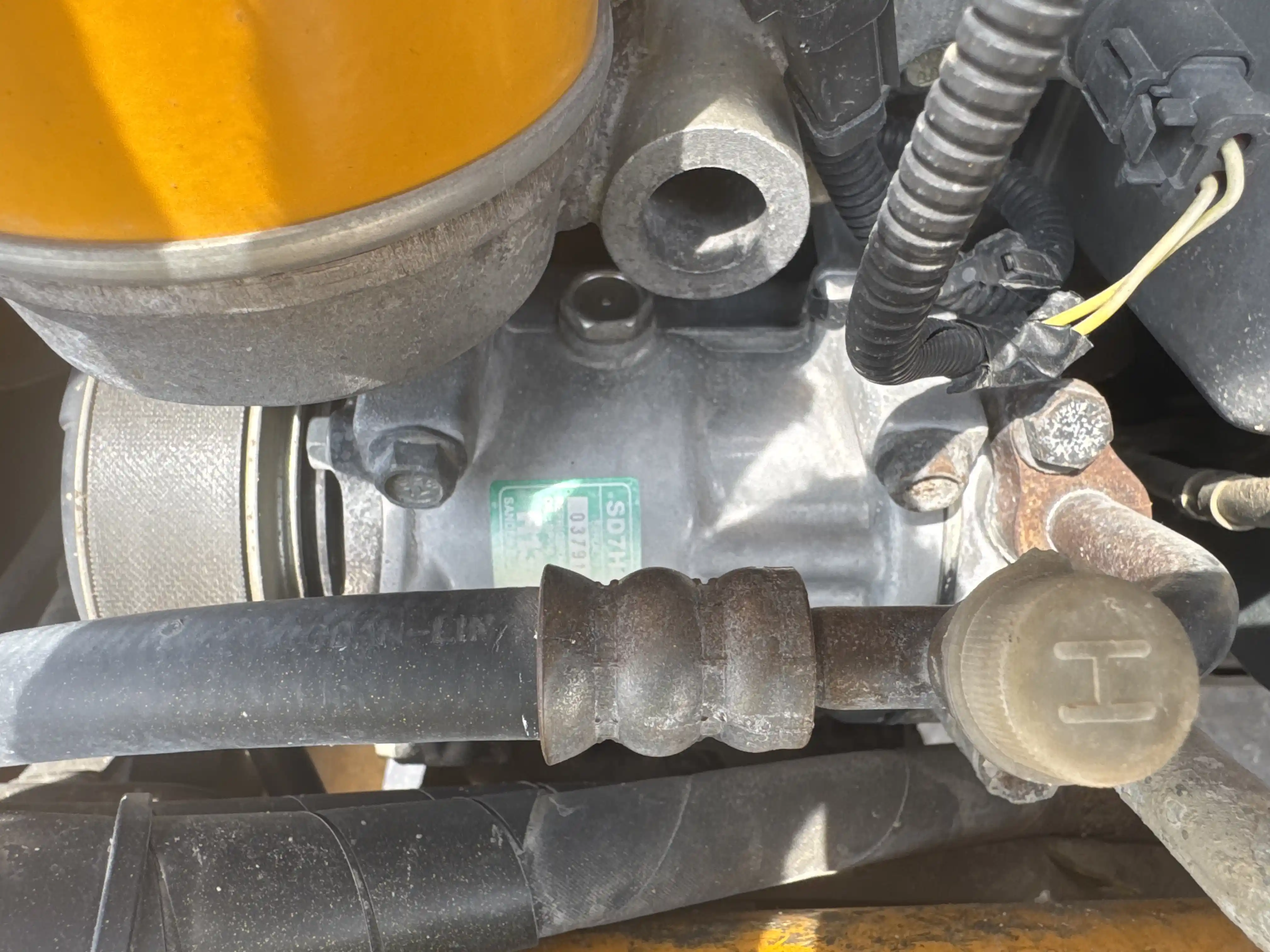 BHL-004-JCB-3DX-Plus-backhoe-loader-inspection-air-conditioning-AC-compressor