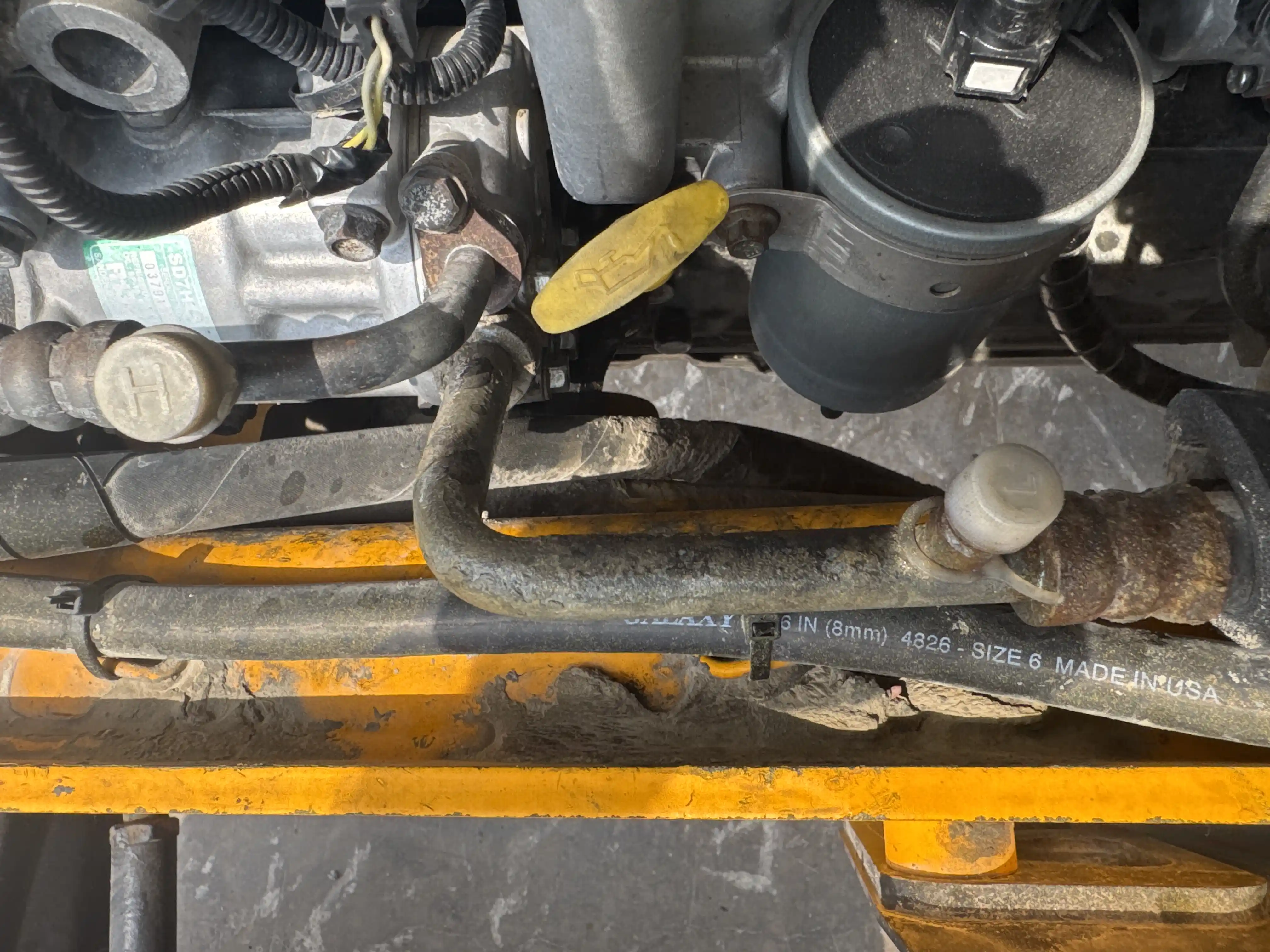 BHL-004-JCB-3DX-Plus-backhoe-loader-inspection -air-conditioning-refrigerant-lines