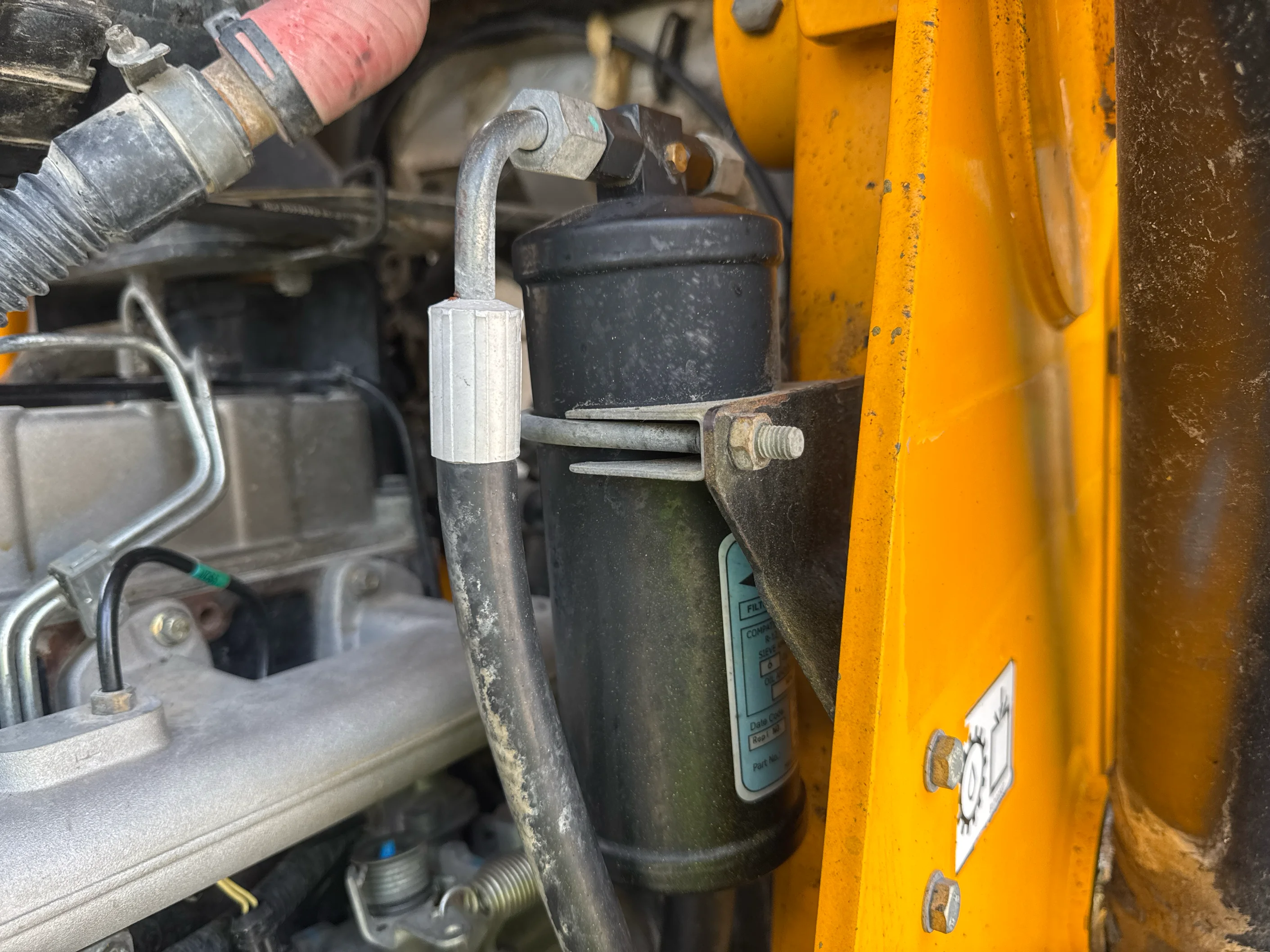 BHL-004-JCB-3DX-Plus-backhoe-loader-inspection -air-conditioning-refrigerant-lines