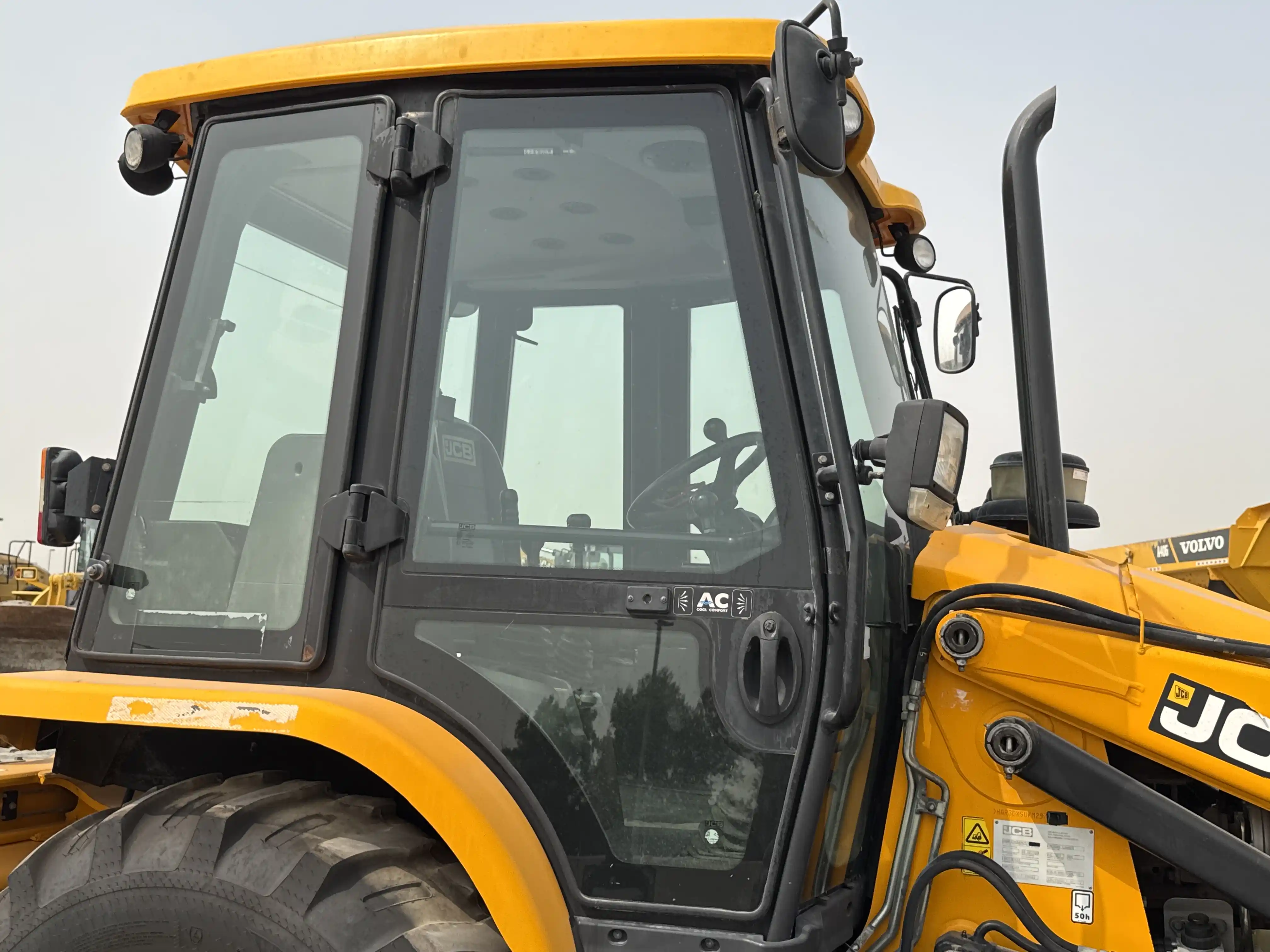 BHL-004-JCB-3DX-Plus-backhoe-loader-inspection-structure-doors