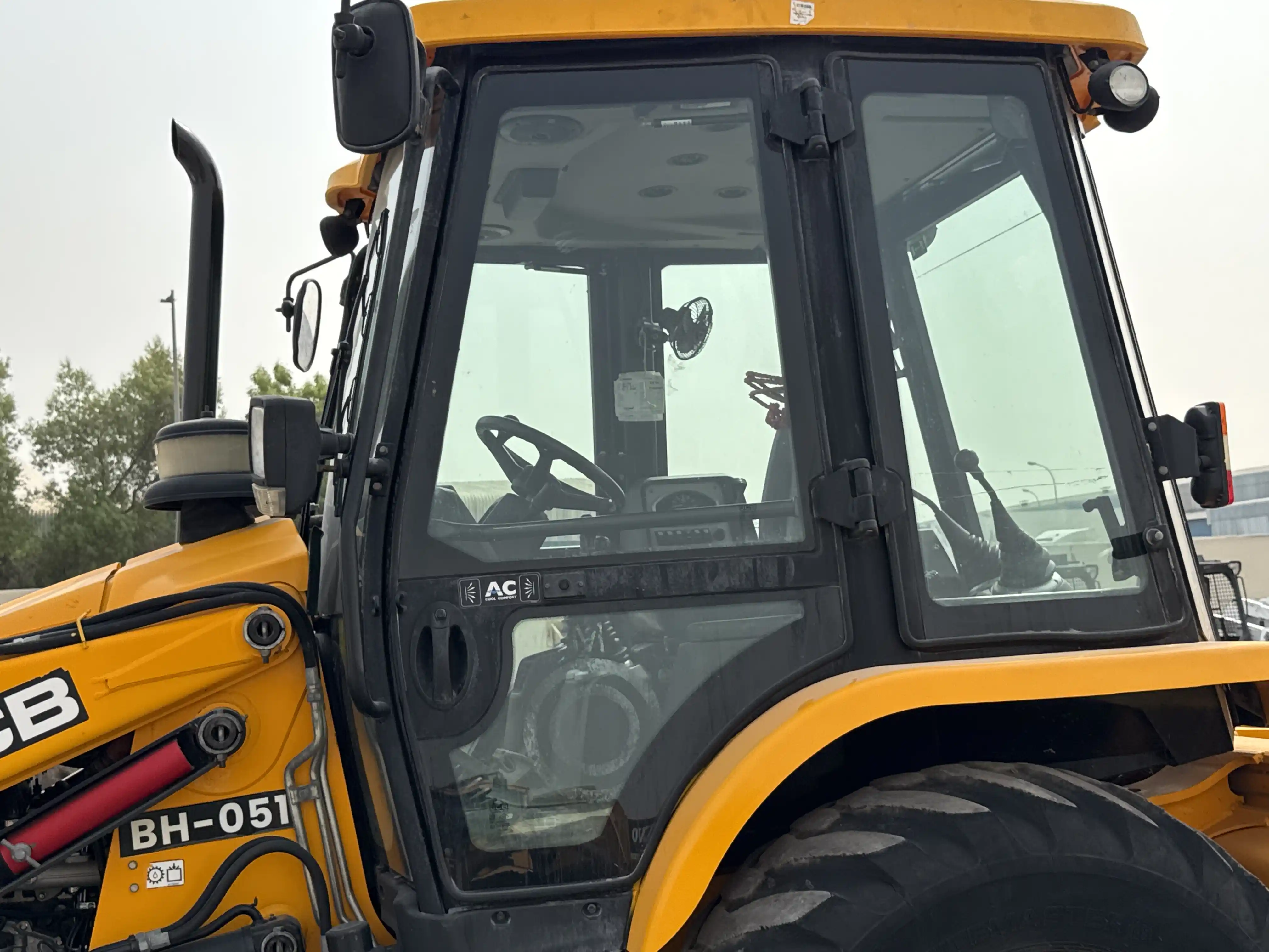 BHL-004-JCB-3DX-Plus-backhoe-loader-inspection-structure-doors