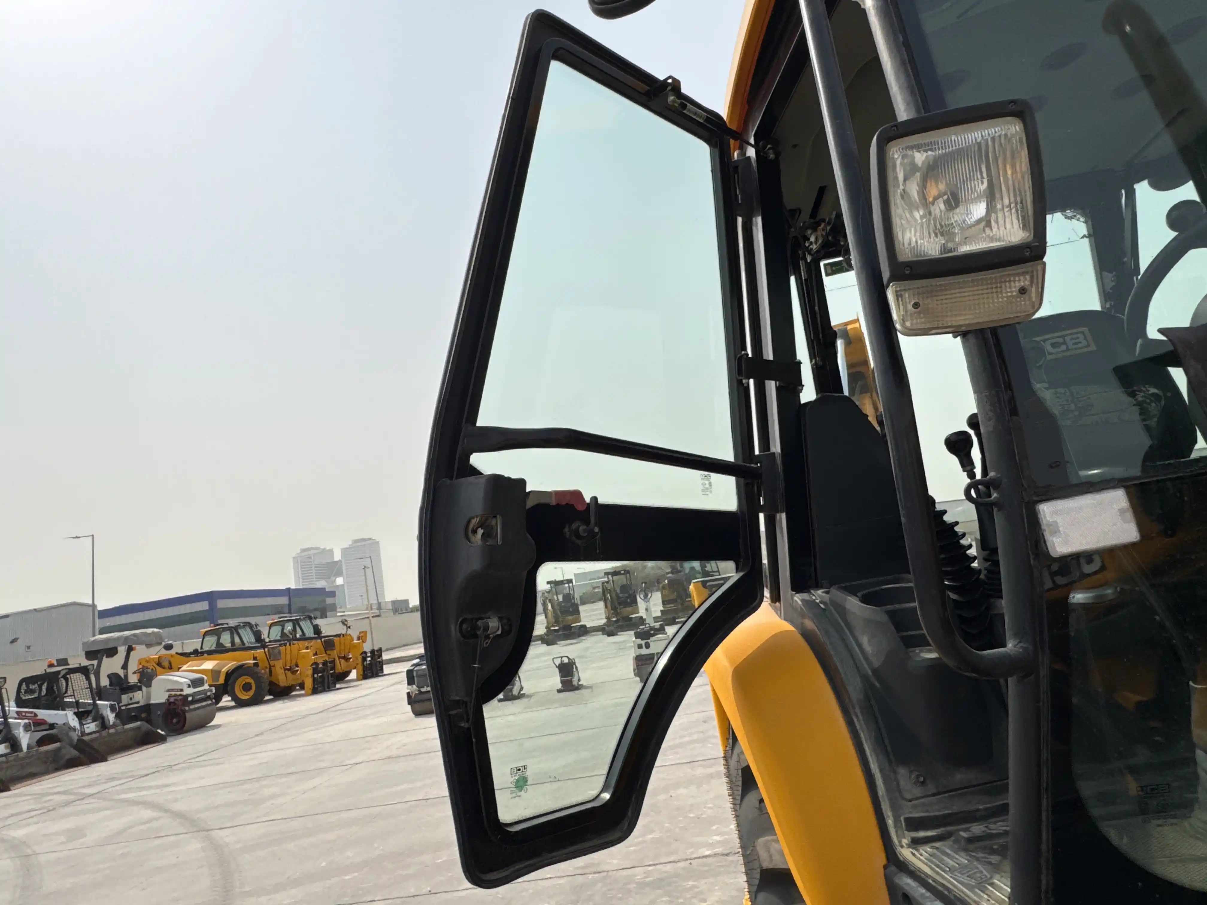 BHL-004-JCB-3DX-Plus-backhoe-loader-inspection-structure-doors