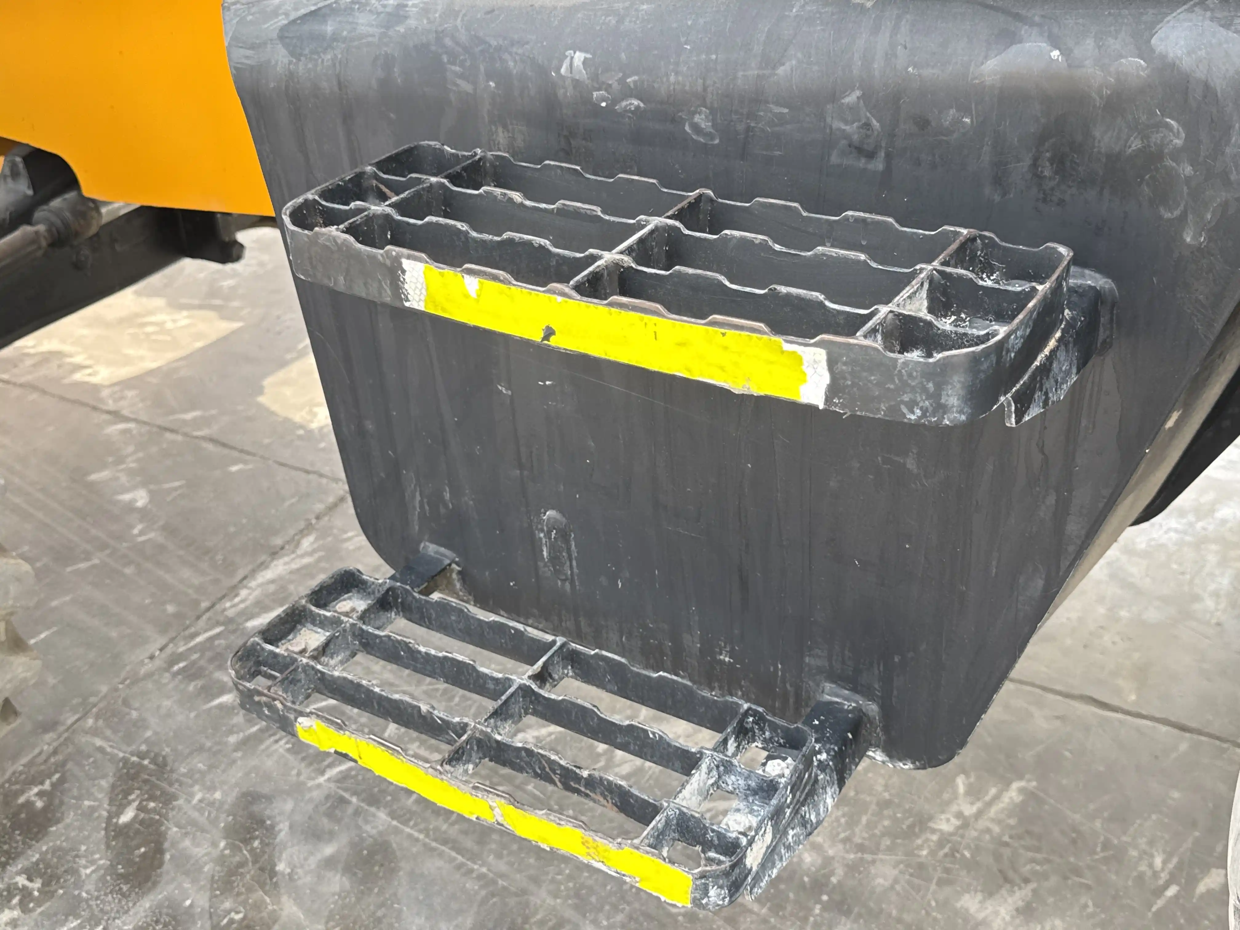 BHL-004-JCB-3DX-Plus-backhoe-loader-inspection-structure-steps-ladders