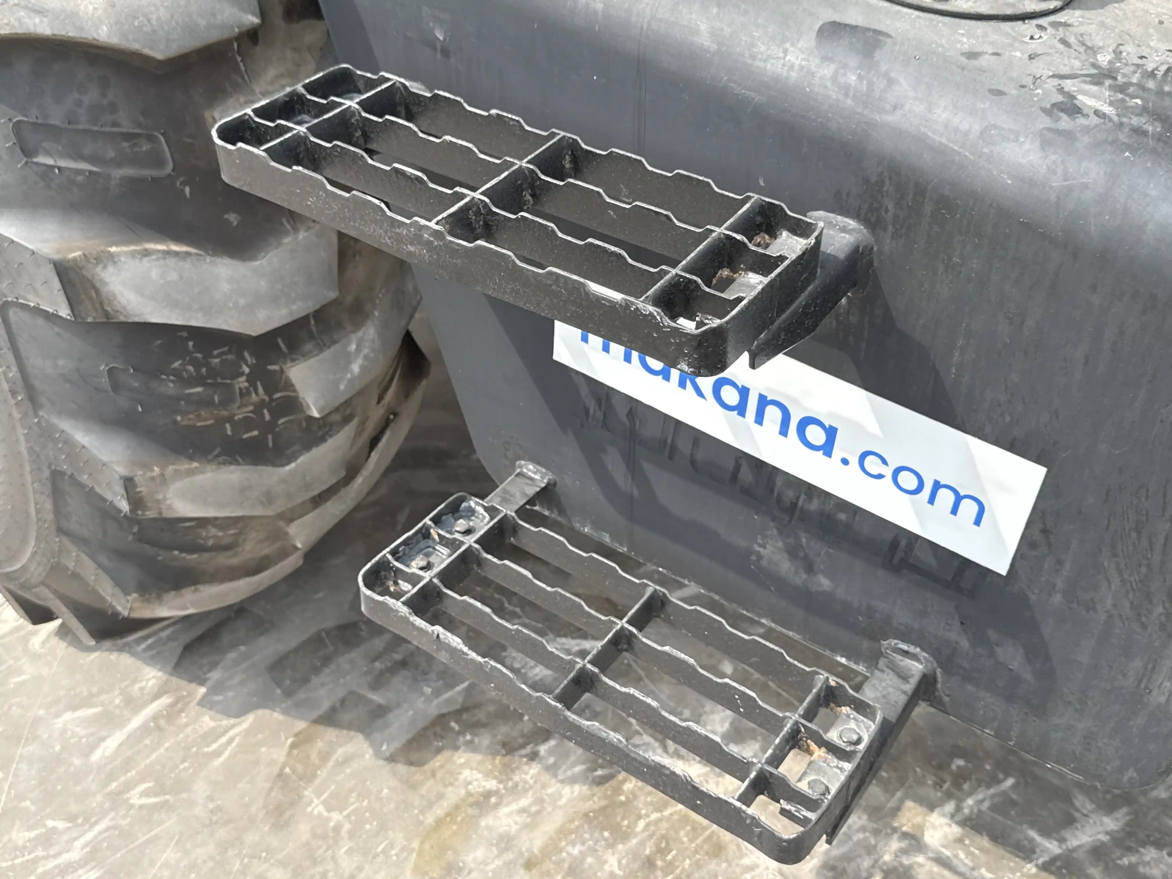 BHL-004-JCB-3DX-Plus-backhoe-loader-inspection-structure-steps-ladders