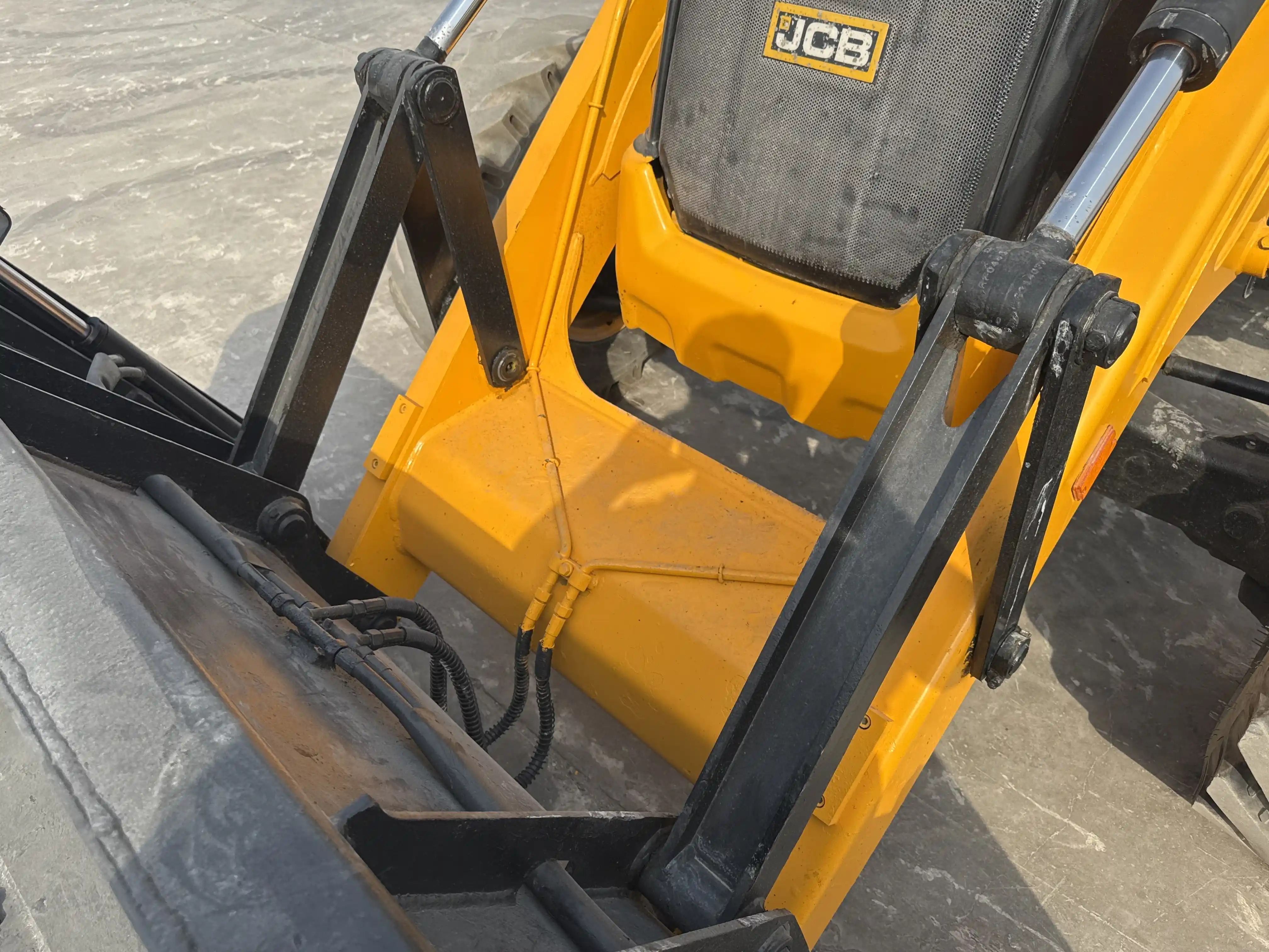 BHL-004-Cat-426F2-backhoe-loader-inspection-structure-bucket-links