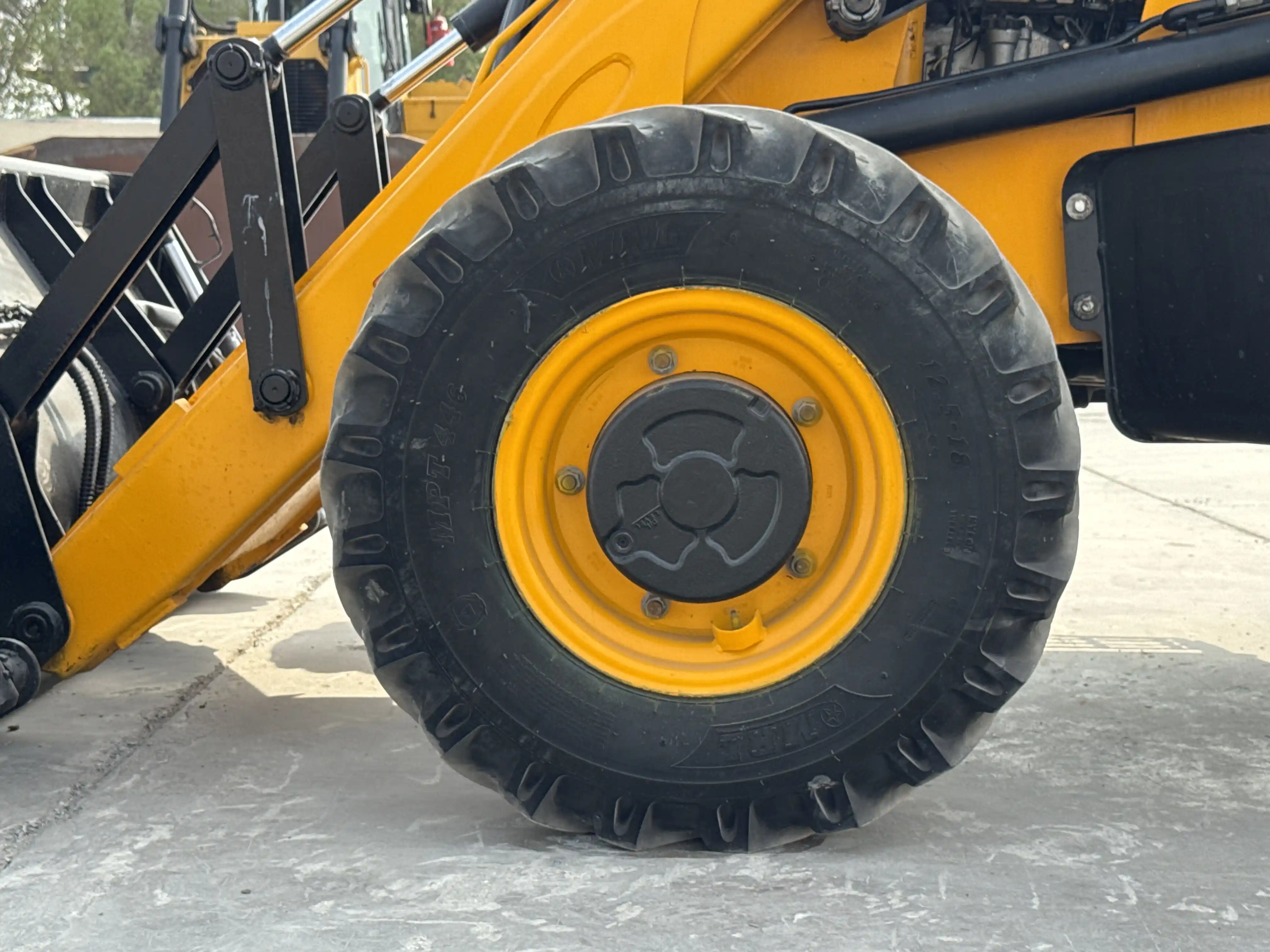 BHL-004-JCB-3DX-Plus-backhoe-loader-inspection-chassis-left-front-tire-wheel-hub-condition