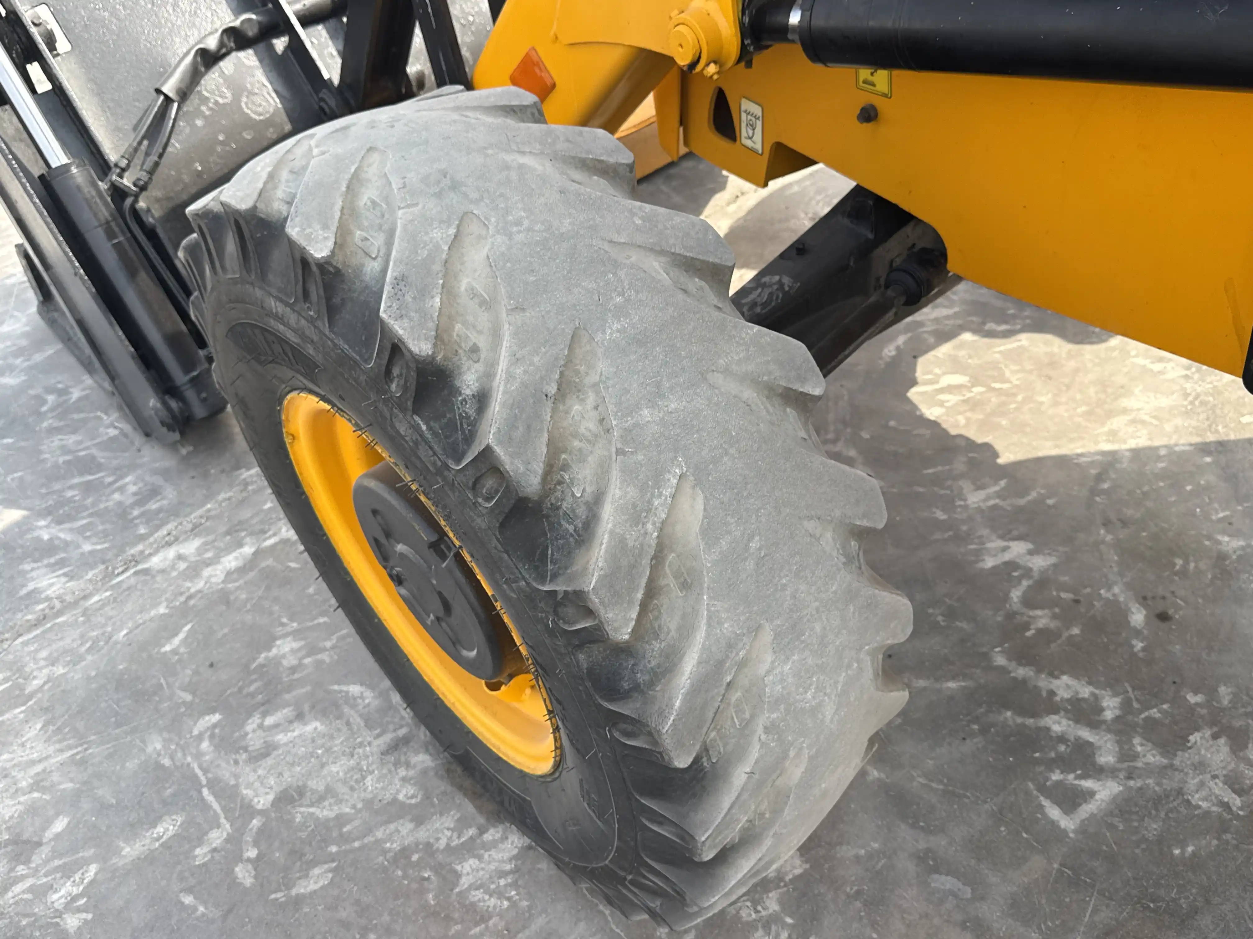 BHL-004-JCB-3DX-Plus-backhoe-loader-inspection-chassis-left-front-tire-wheel-hub-condition