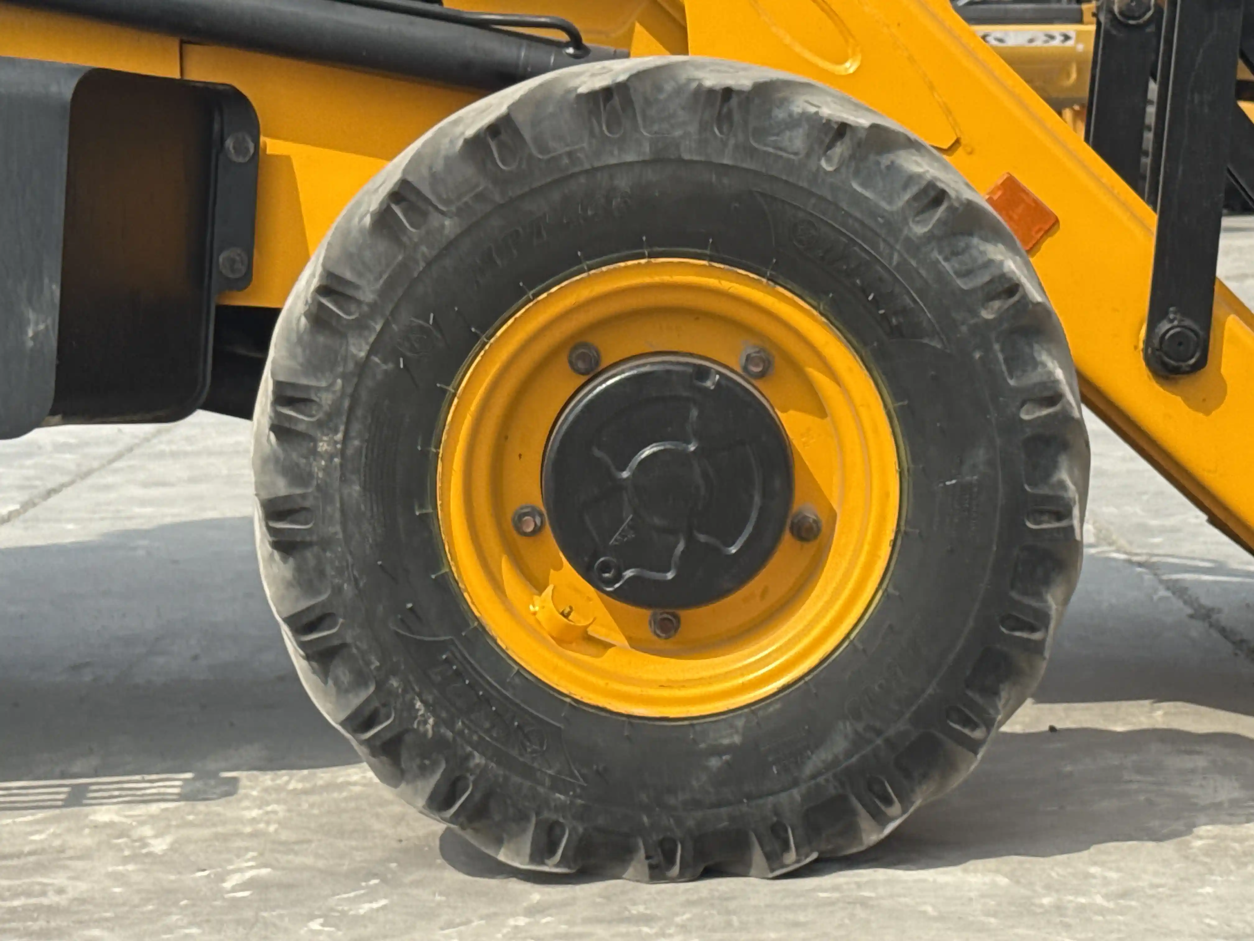 BHL-004-JCB-3DX-Plus-backhoe-loader-inspection-chassis-right-front-tire-wheel-hub-condition