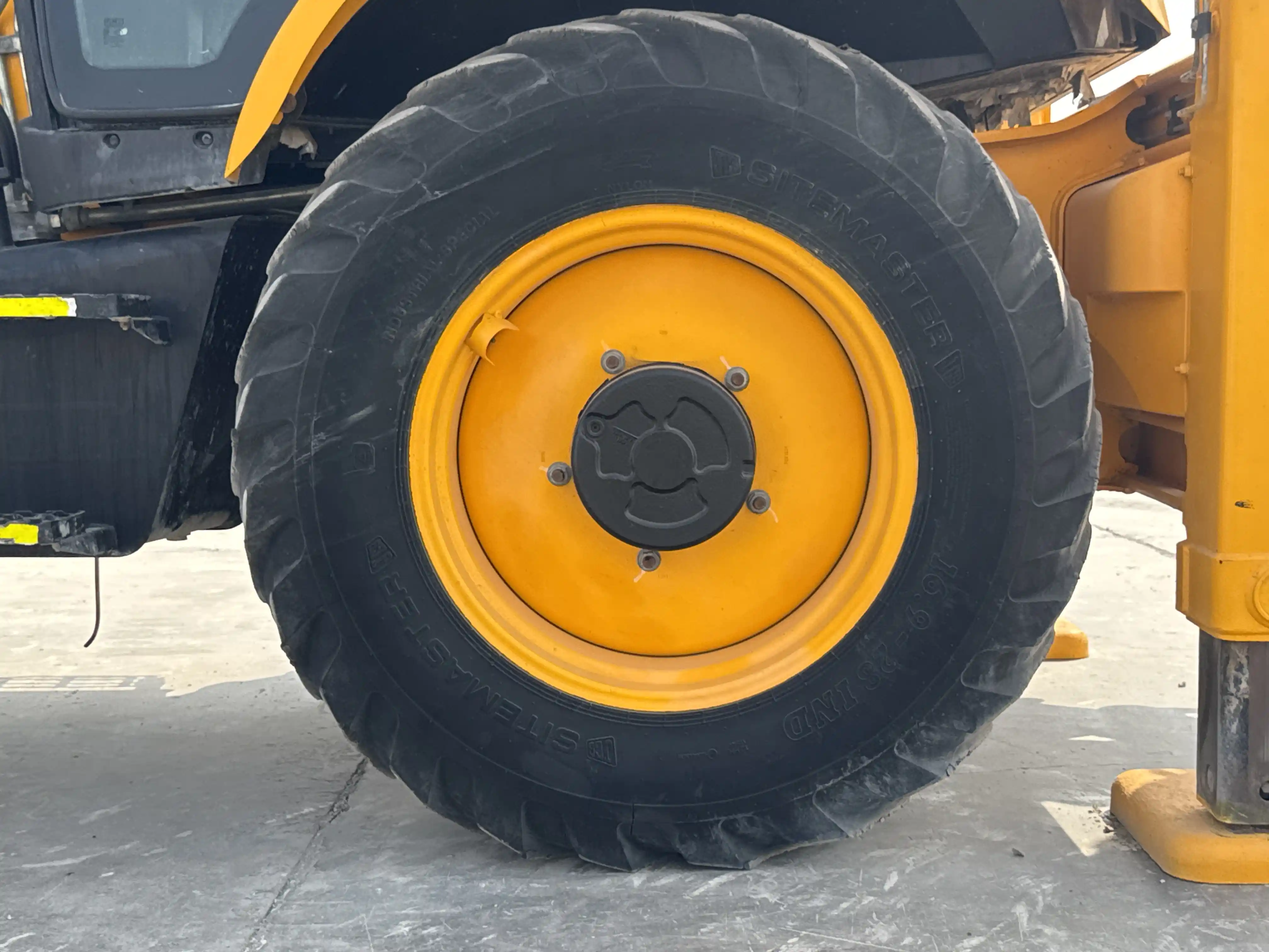 BHL-004-JCB-3DX-Plus-backhoe-loader-inspection-chassis-left-rear-tire-wheel-hub-condition