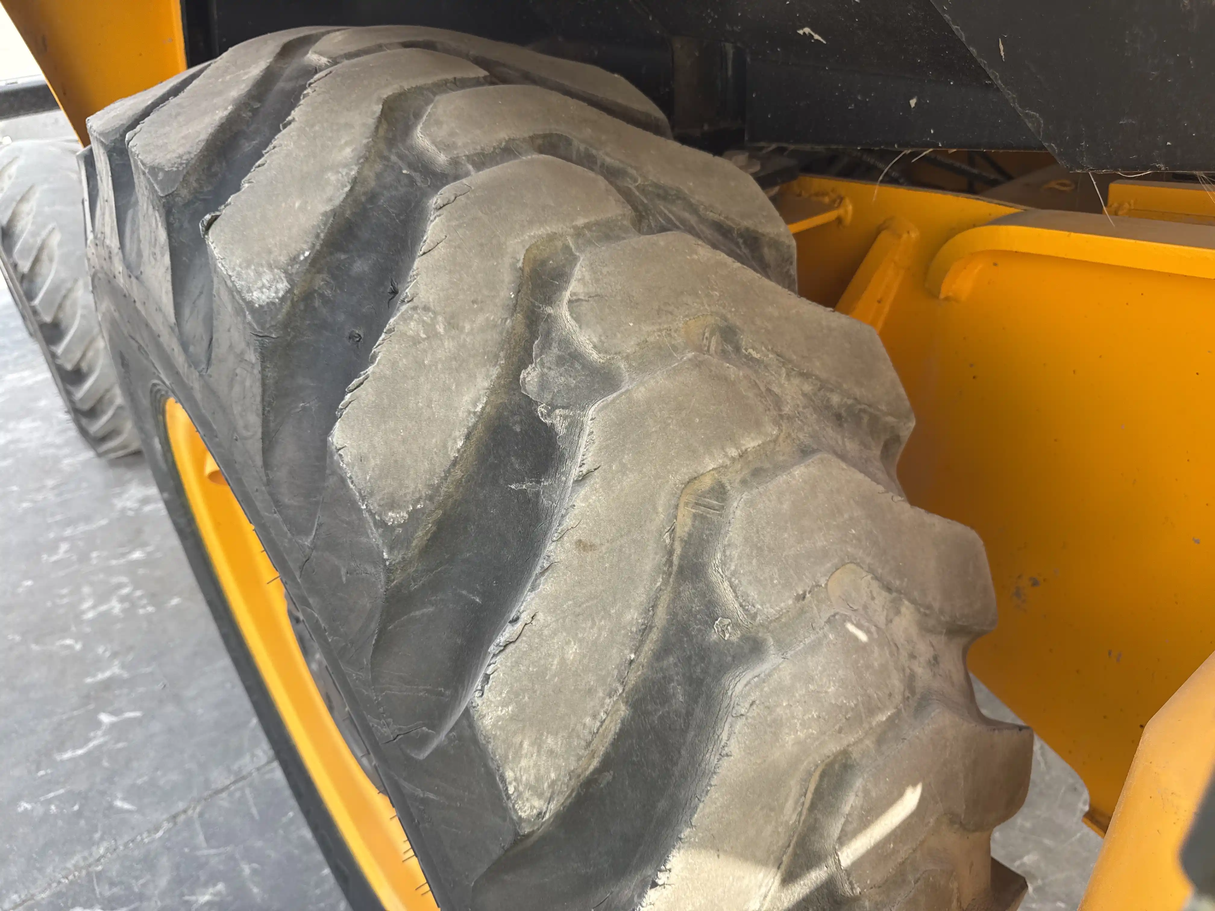 BHL-004-JCB-3DX-Plus-backhoe-loader-inspection-chassis-left-rear-tire-wheel-hub-condition