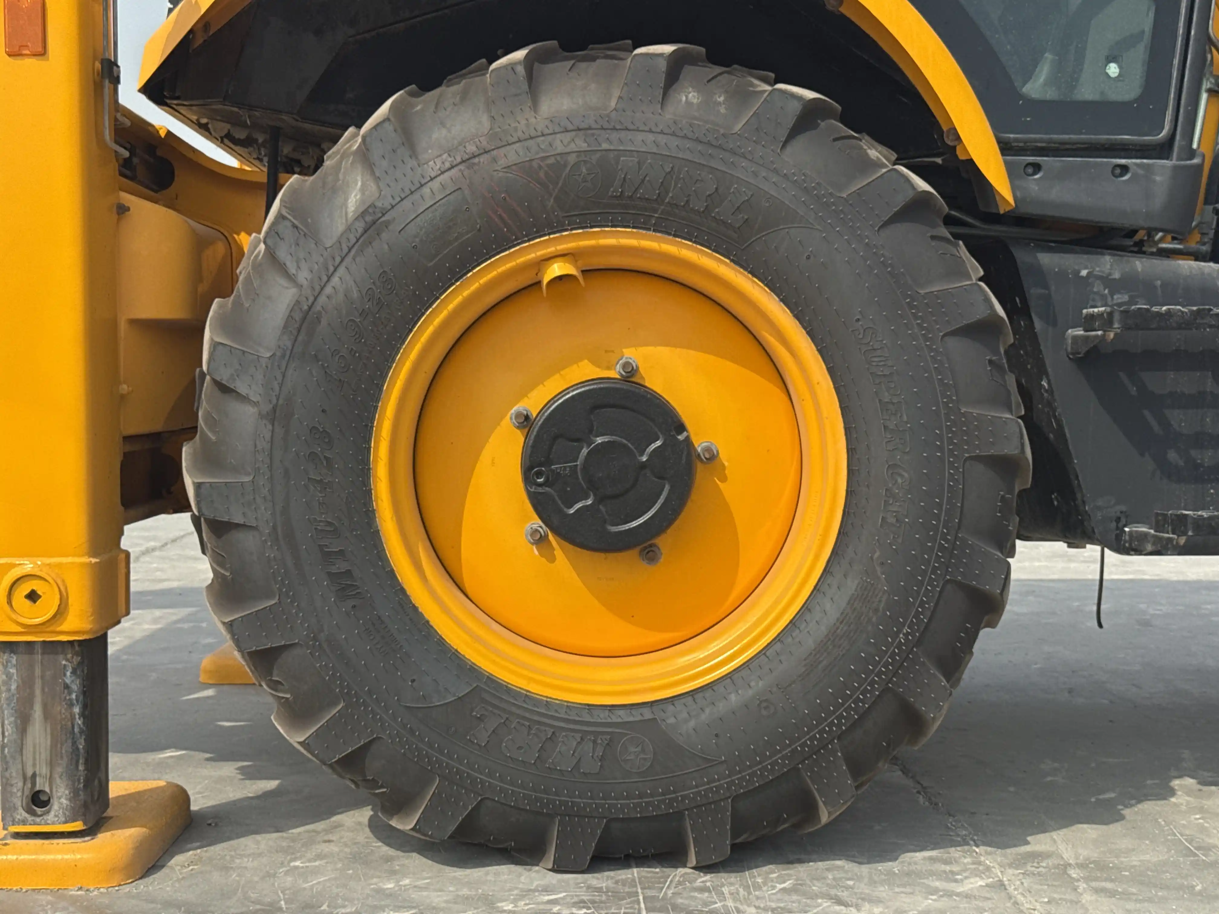 BHL-004-JCB-3DX-Plus-backhoe-loader-inspection-chassis-right-rear-tire-wheel-hub-condition