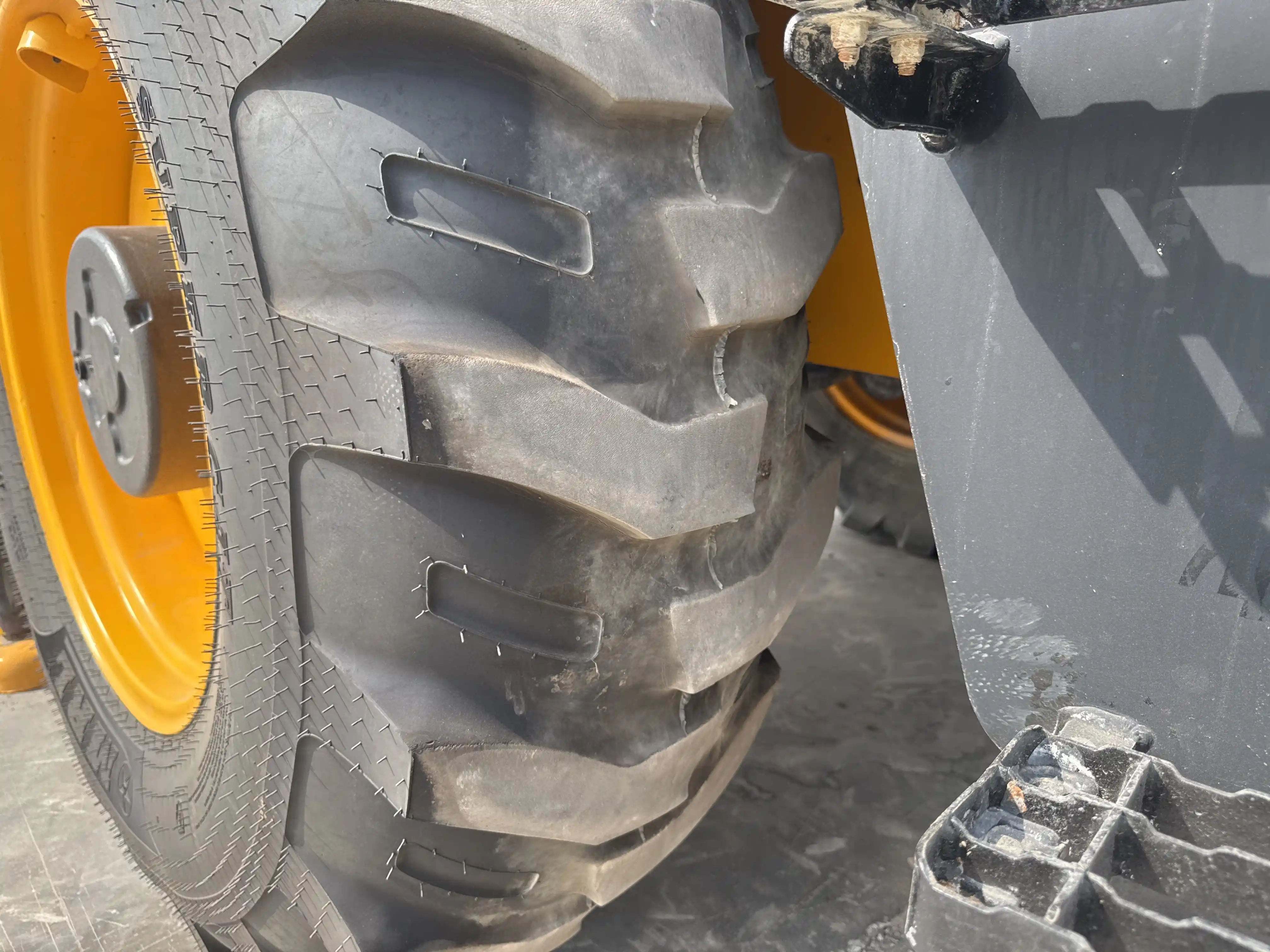 BHL-004-JCB-3DX-Plus-backhoe-loader-inspection-chassis-right-rear-tire-wheel-hub-condition