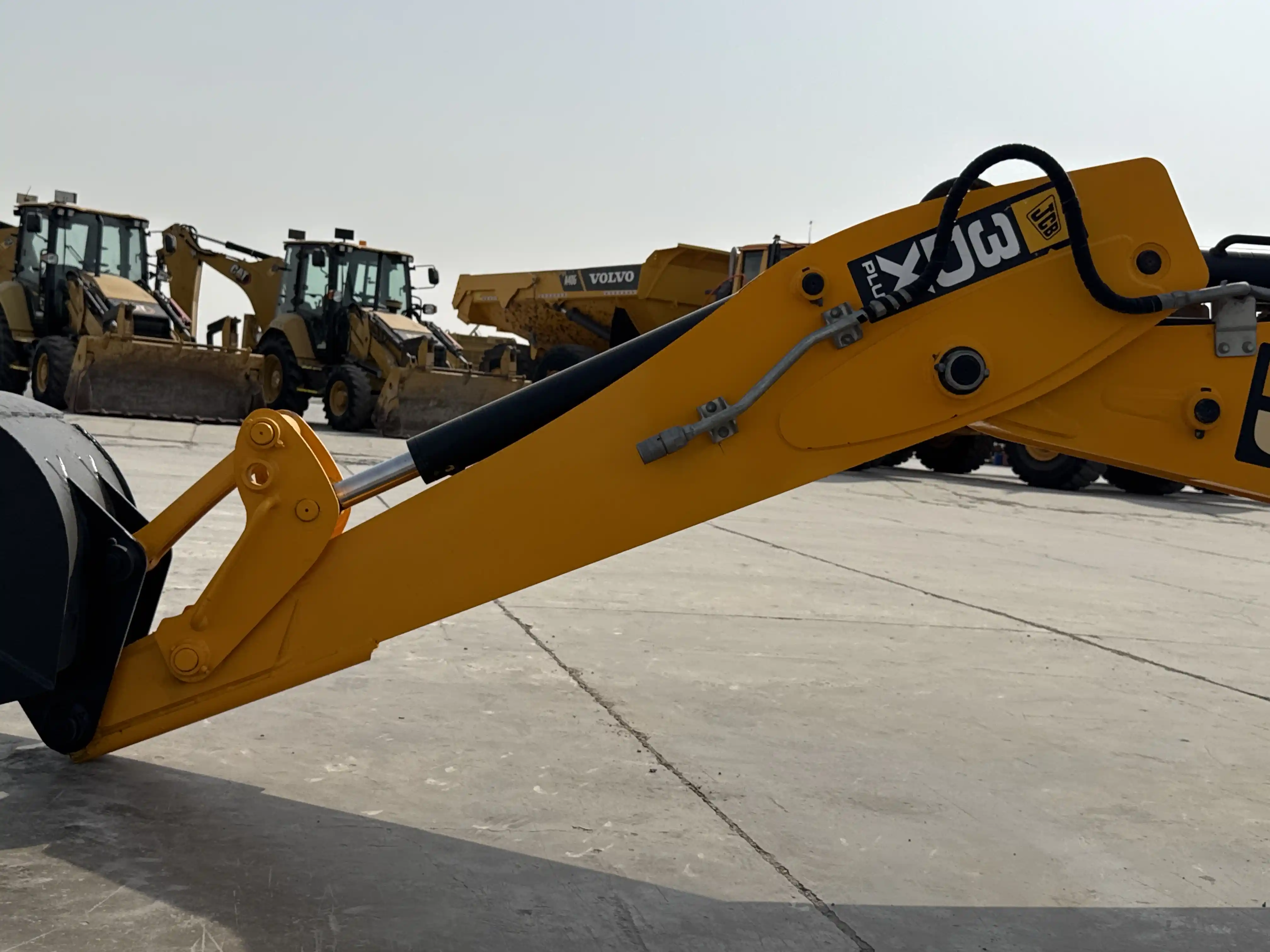 BHL-004-JCB-3DX-Plus-backhoe-loader-inspection-chassis-stick