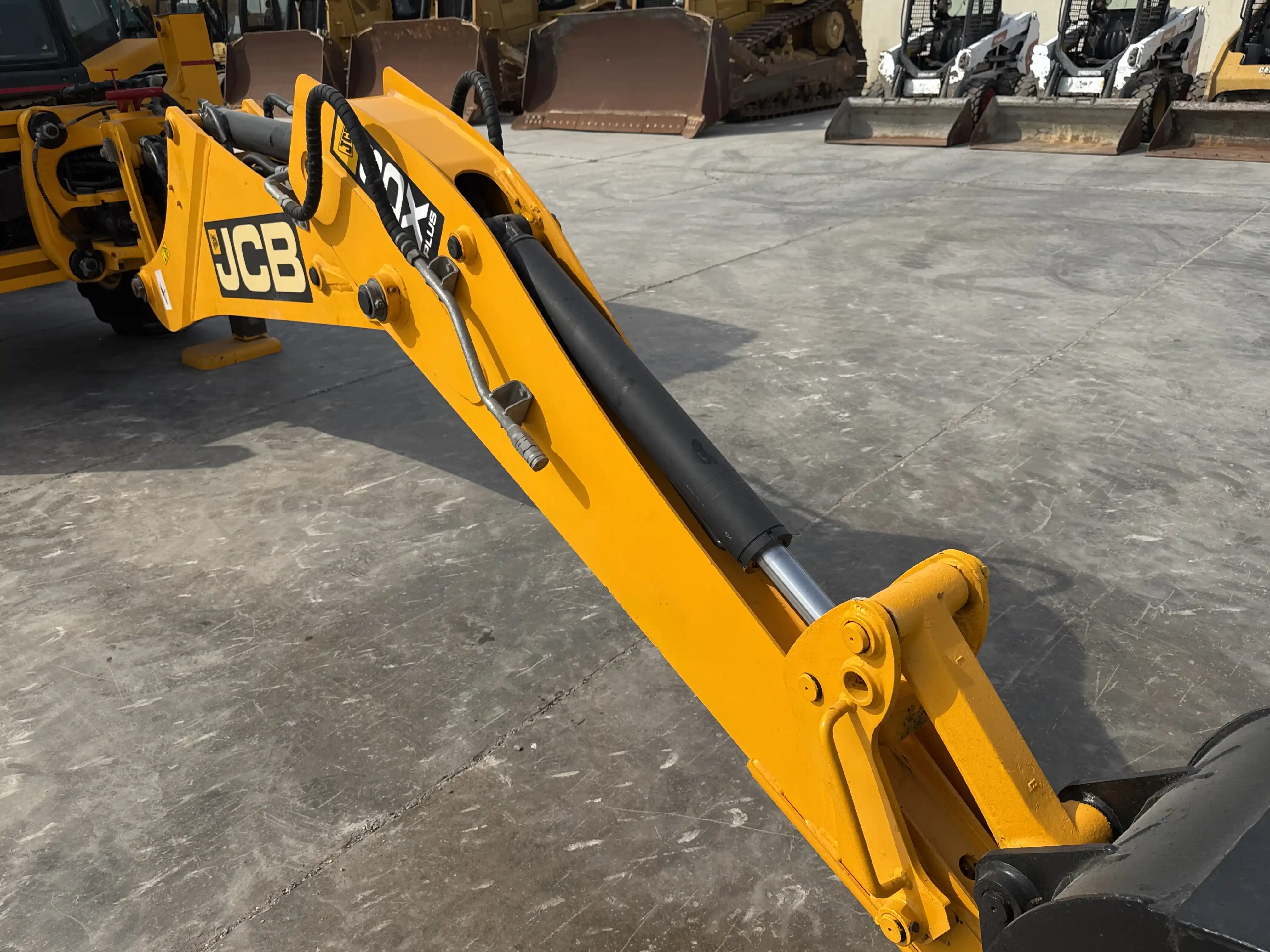 BHL-004-JCB-3DX-Plus-backhoe-loader-inspection-chassis-stick