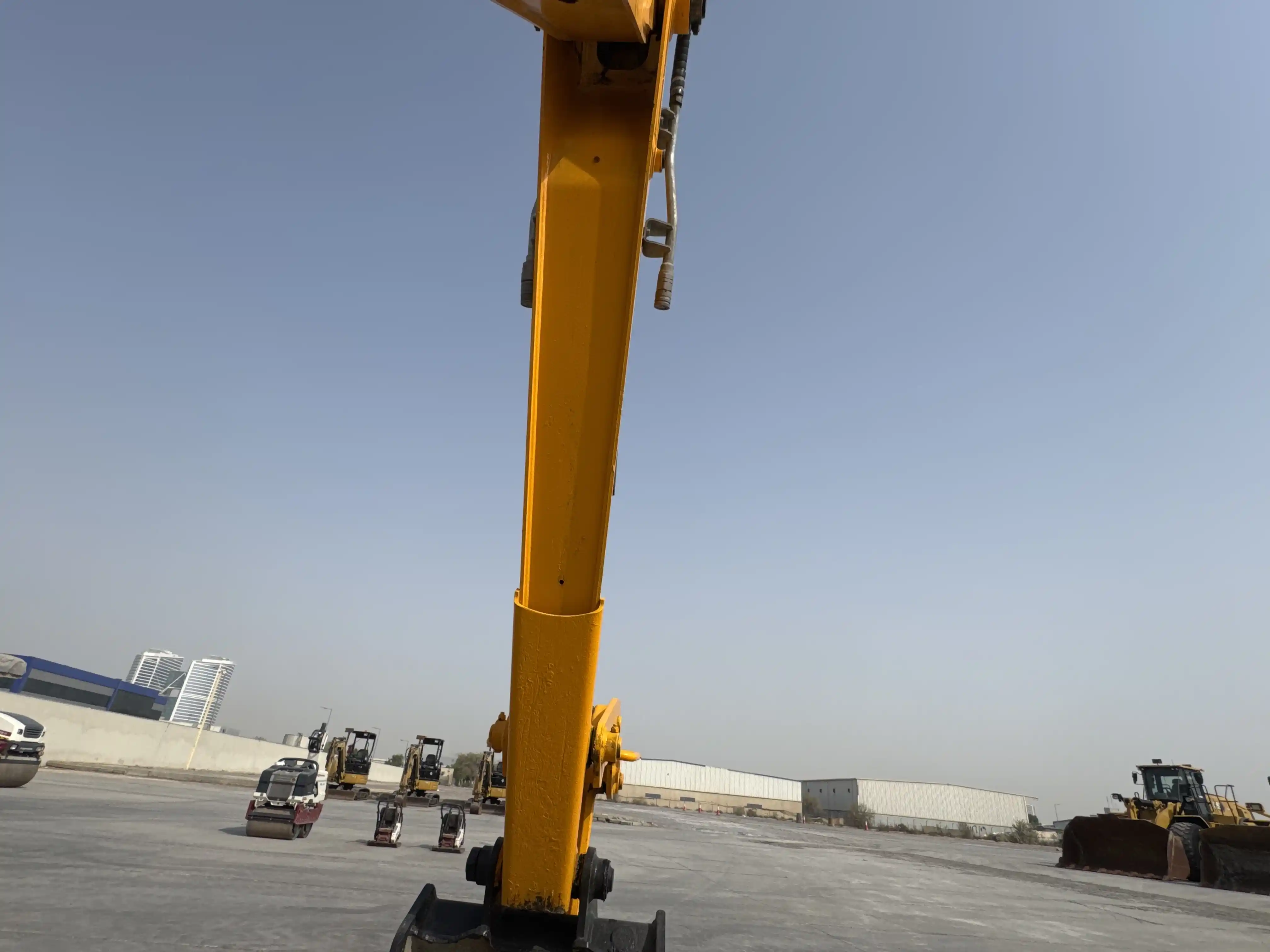 BHL-004-JCB-3DX-Plus-backhoe-loader-inspection-chassis-stick