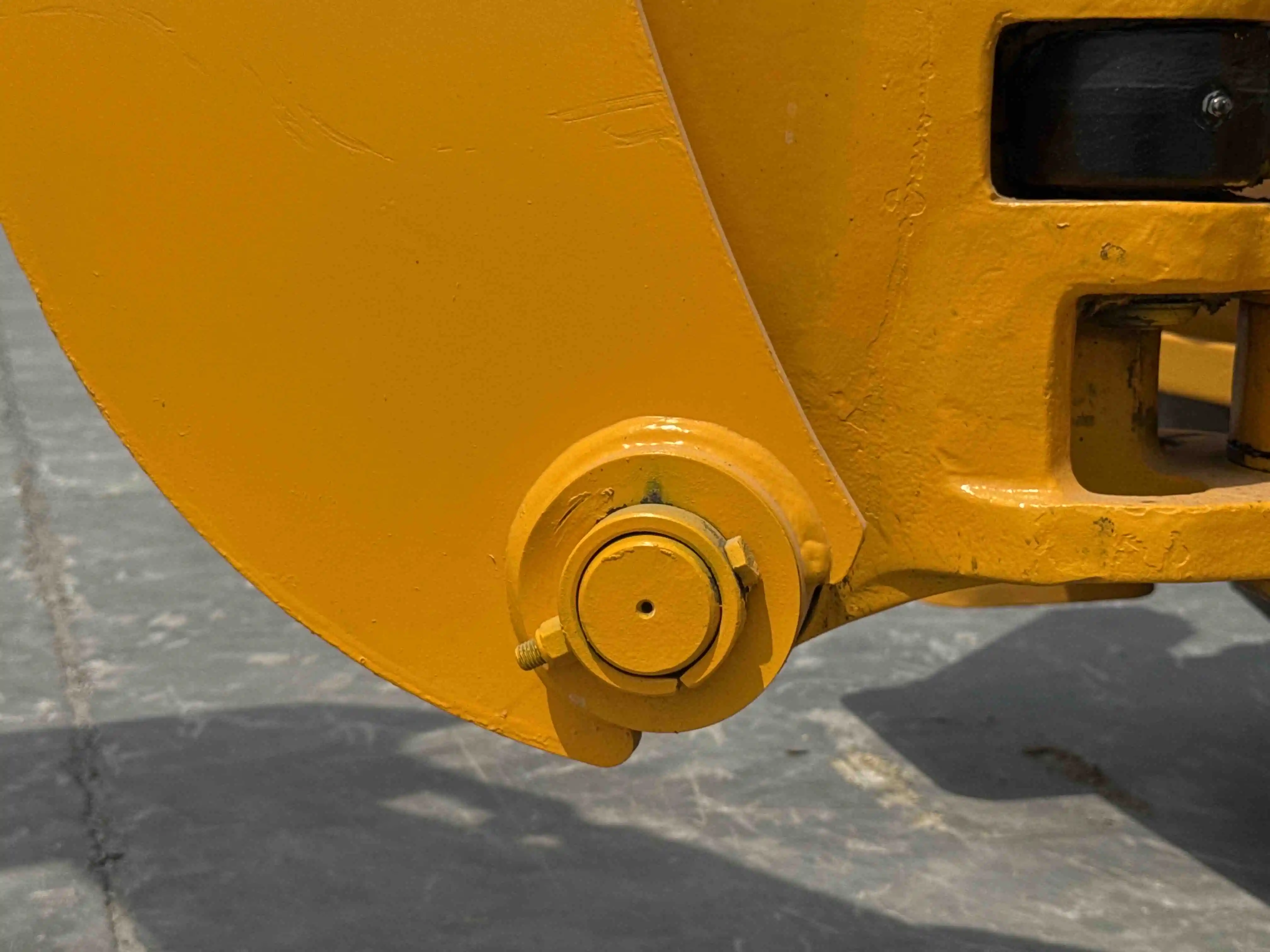 BHL-004-JCB-3DX-Plus-backhoe-loader-inspection-chassis-boom-base-pin-and-bushings