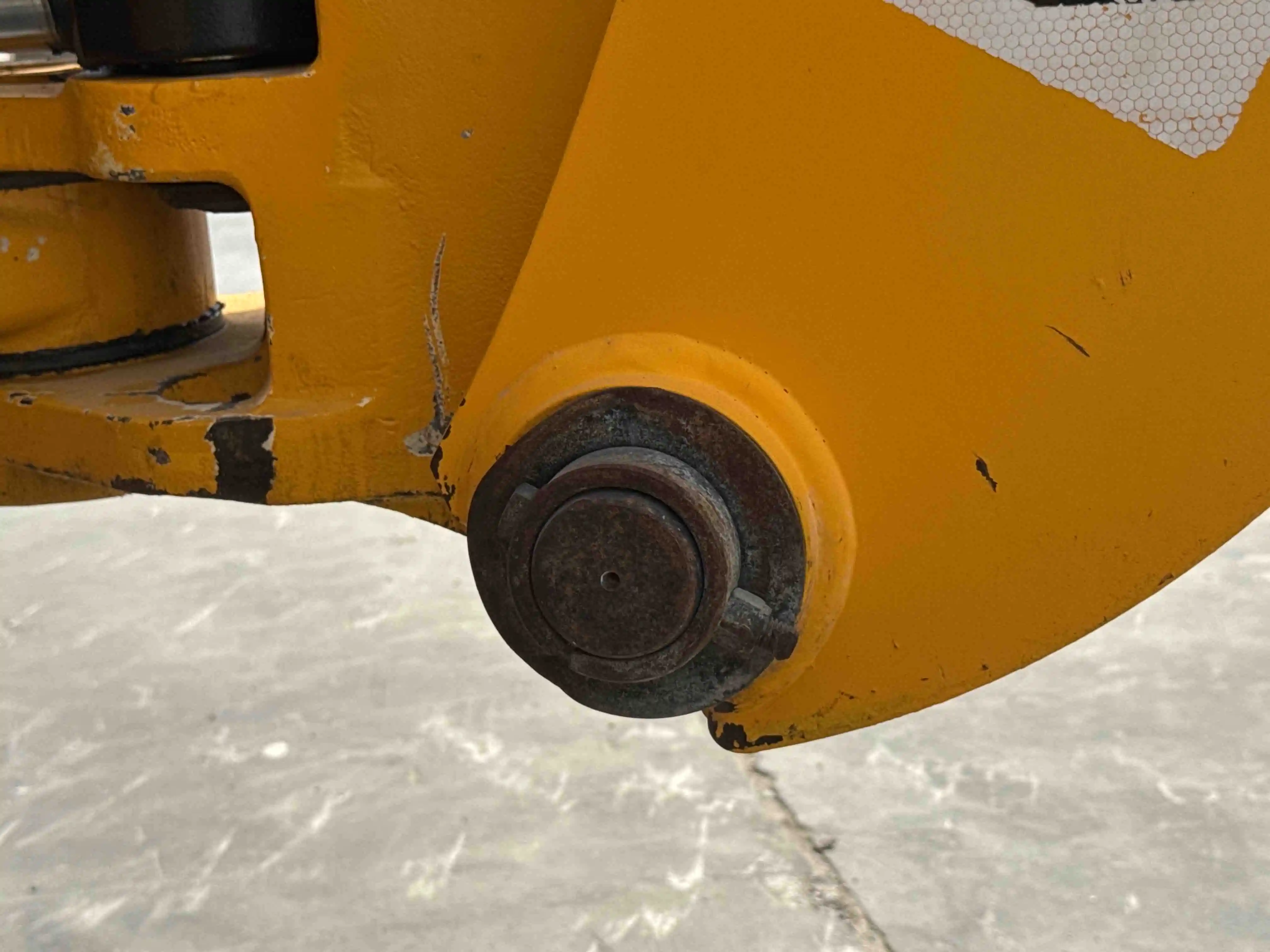 BHL-004-JCB-3DX-Plus-backhoe-loader-inspection-chassis-boom-base-pin-and-bushings