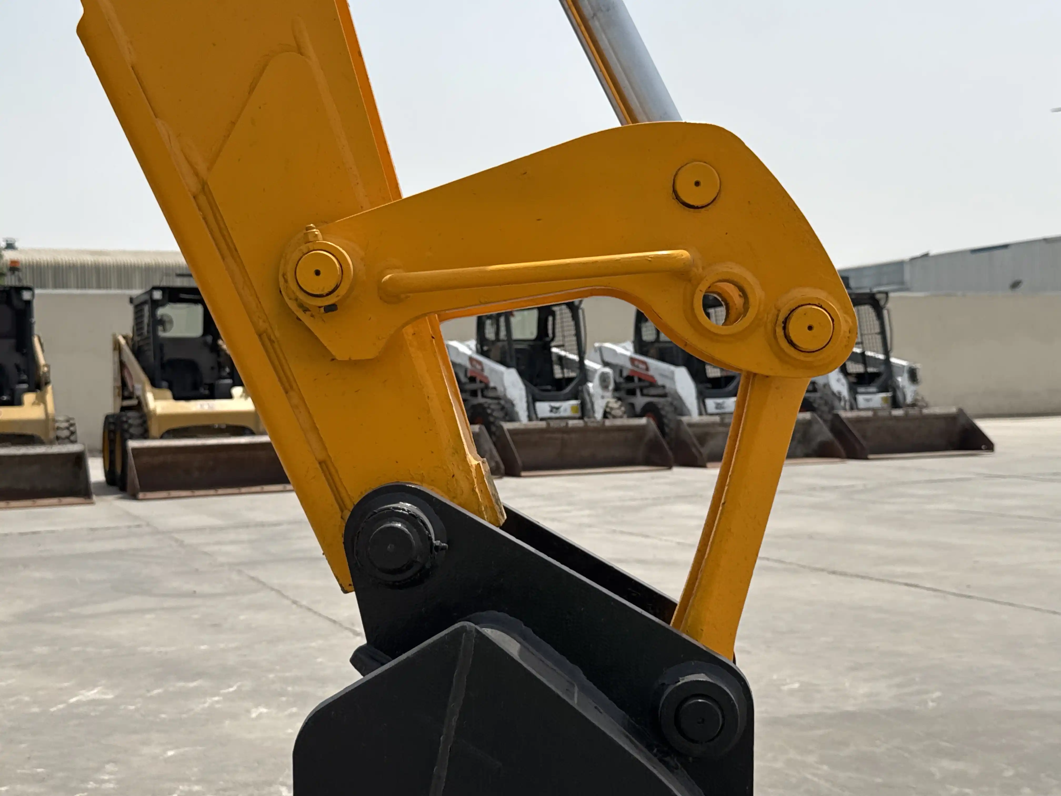 BHL-004-JCB-3DX-Plus-backhoe-loader-inspection-chassis-pin-and-bushings-stick-to-bucket