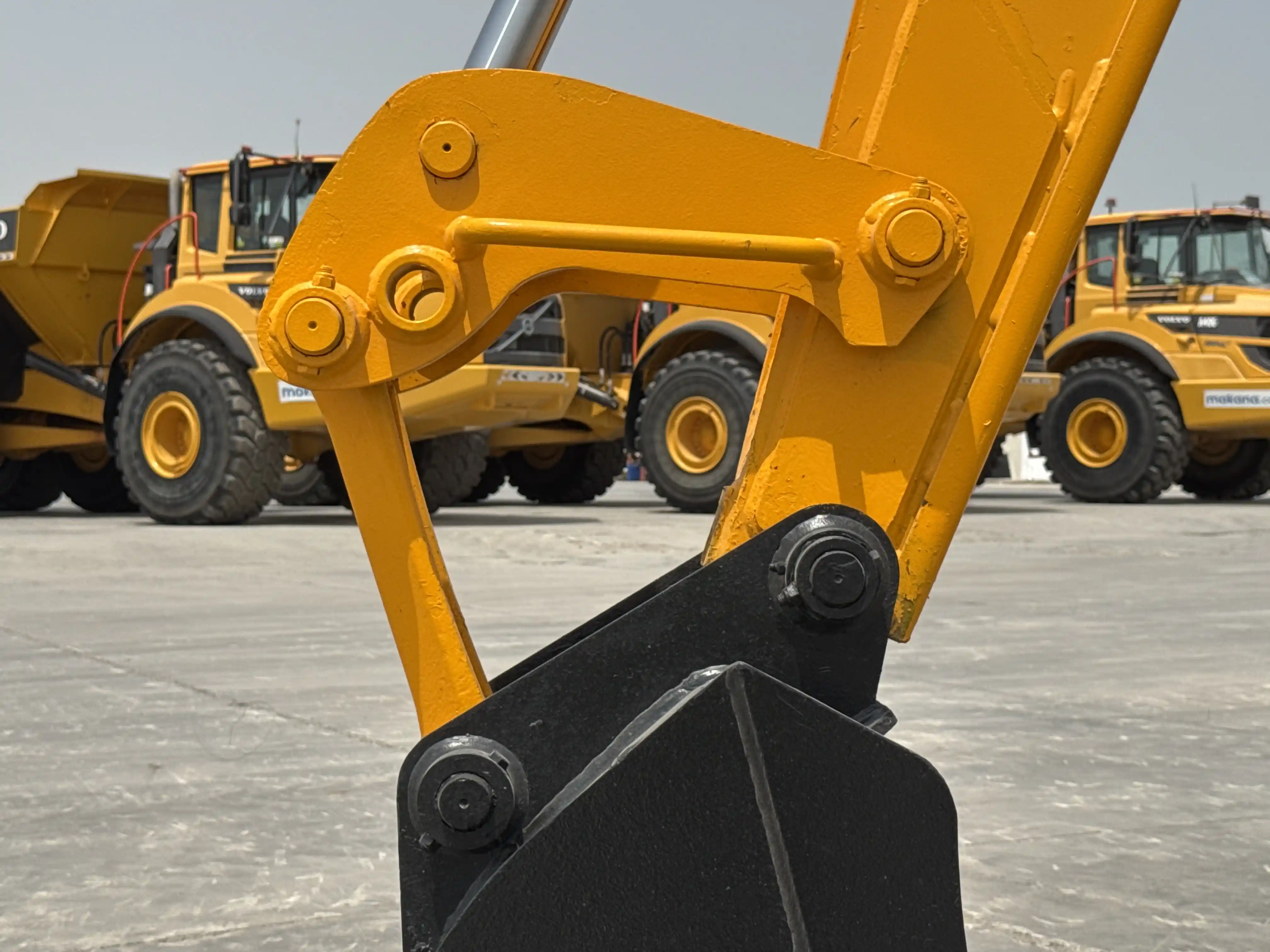 BHL-004-JCB-3DX-Plus-backhoe-loader-inspection-chassis-pin-and-bushings-stick-to-bucket