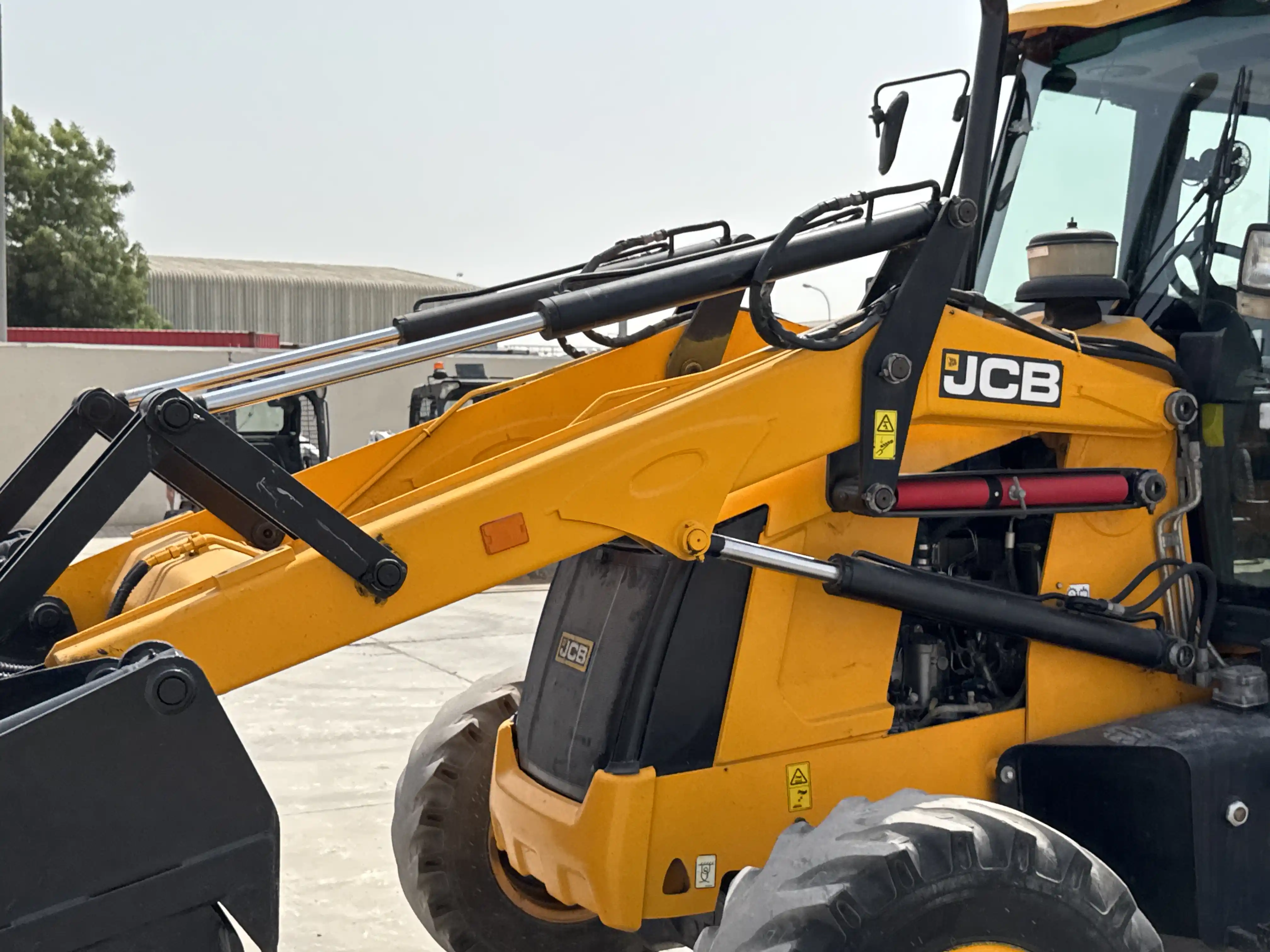 BHL-004-JCB-3DX-Plus-backhoe-loader-inspection-chassis-lift-arm