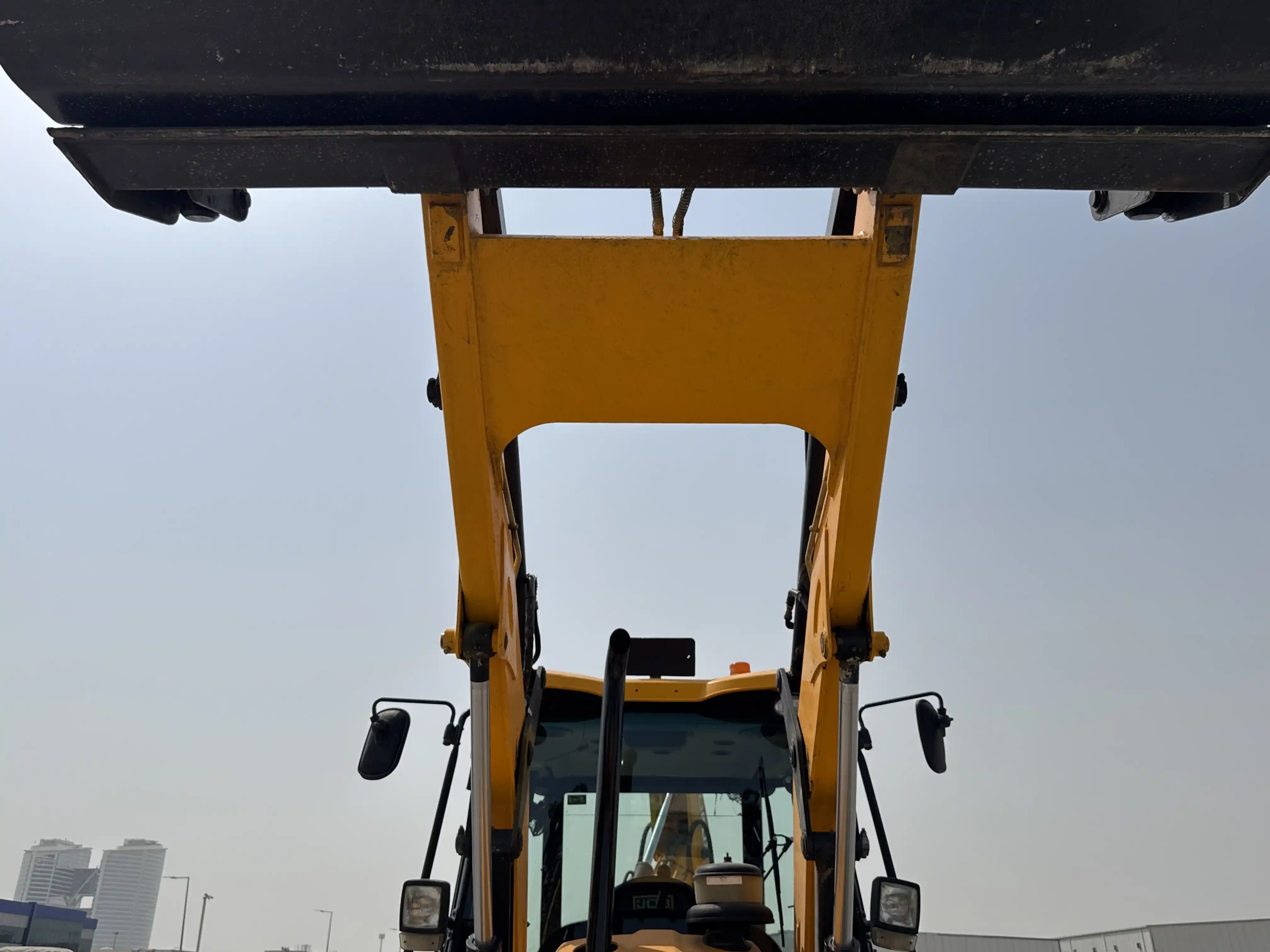BHL-004-JCB-3DX-Plus-backhoe-loader-inspection-chassis-lift-arm