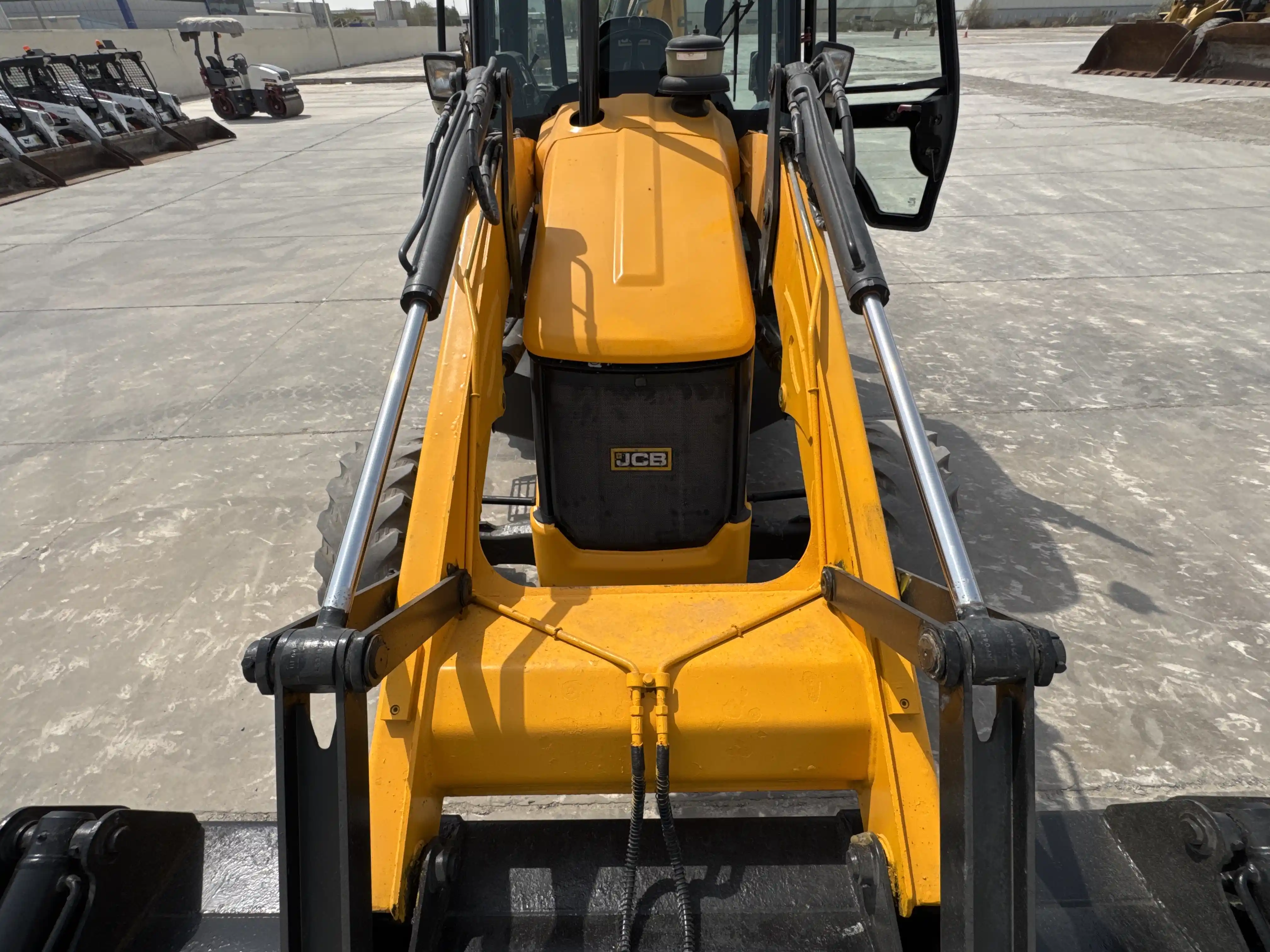 BHL-004-JCB-3DX-Plus-backhoe-loader-inspection-chassis-lift-arm