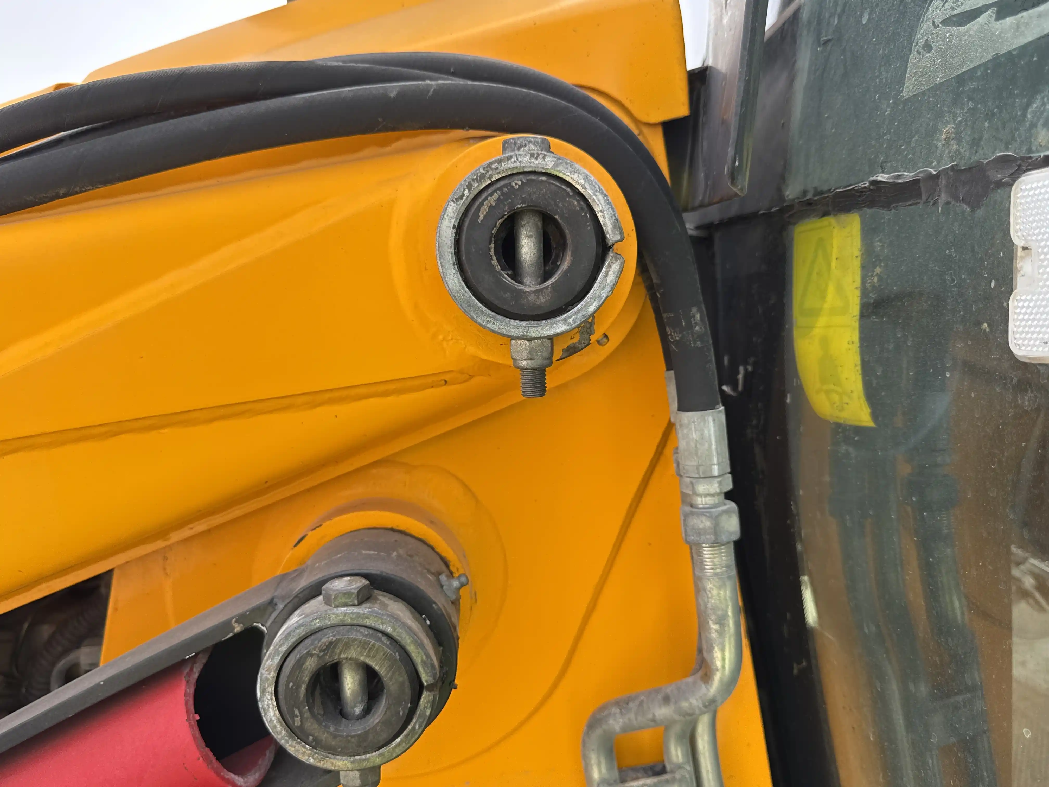 BHL-004-JCB-3DX-Plus-backhoe-loader-inspection-chassis-lift-arm-base-pin-and-bushings