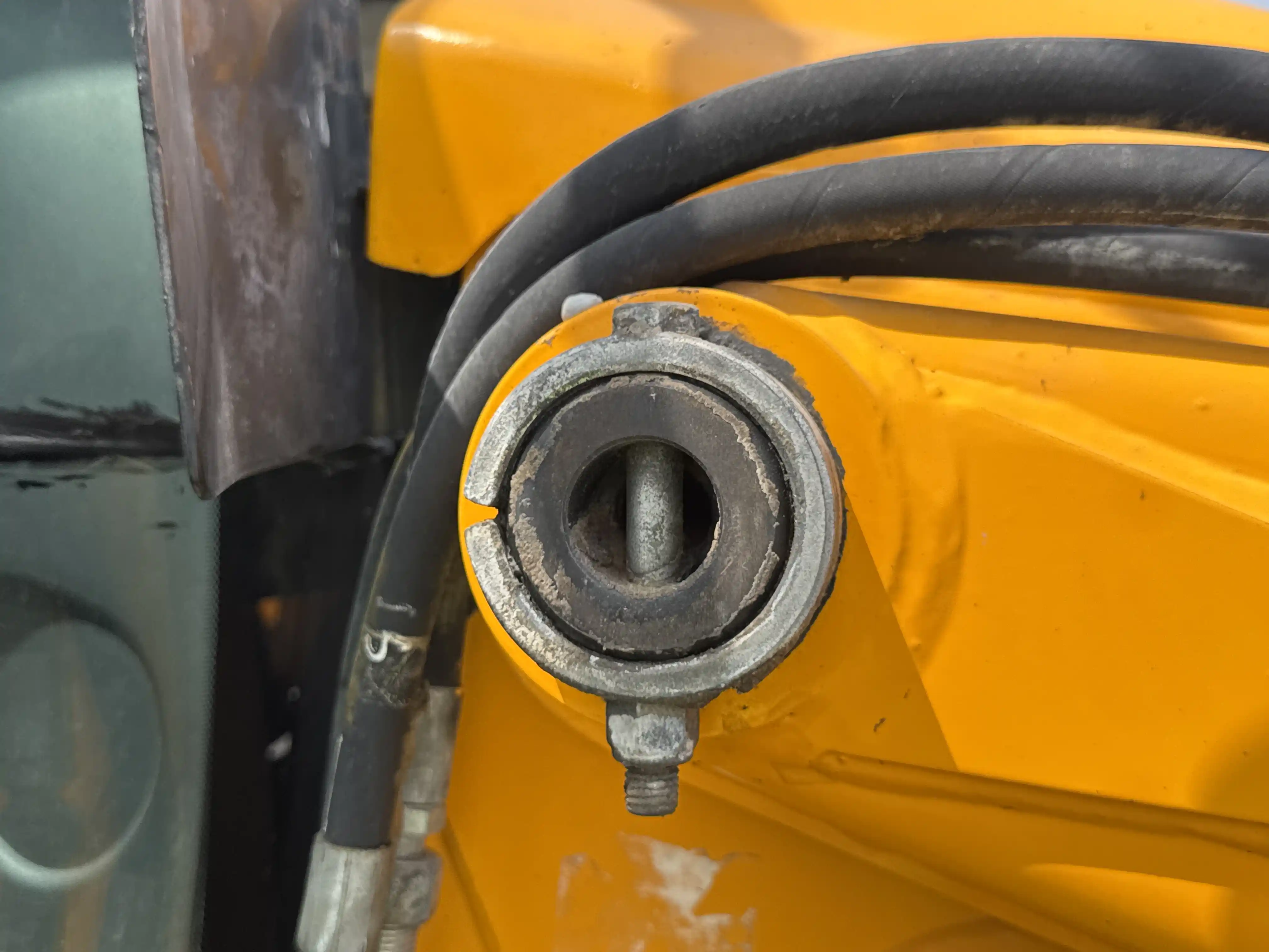 BHL-004-JCB-3DX-Plus-backhoe-loader-inspection-chassis-lift-arm-base-pin-and-bushings
