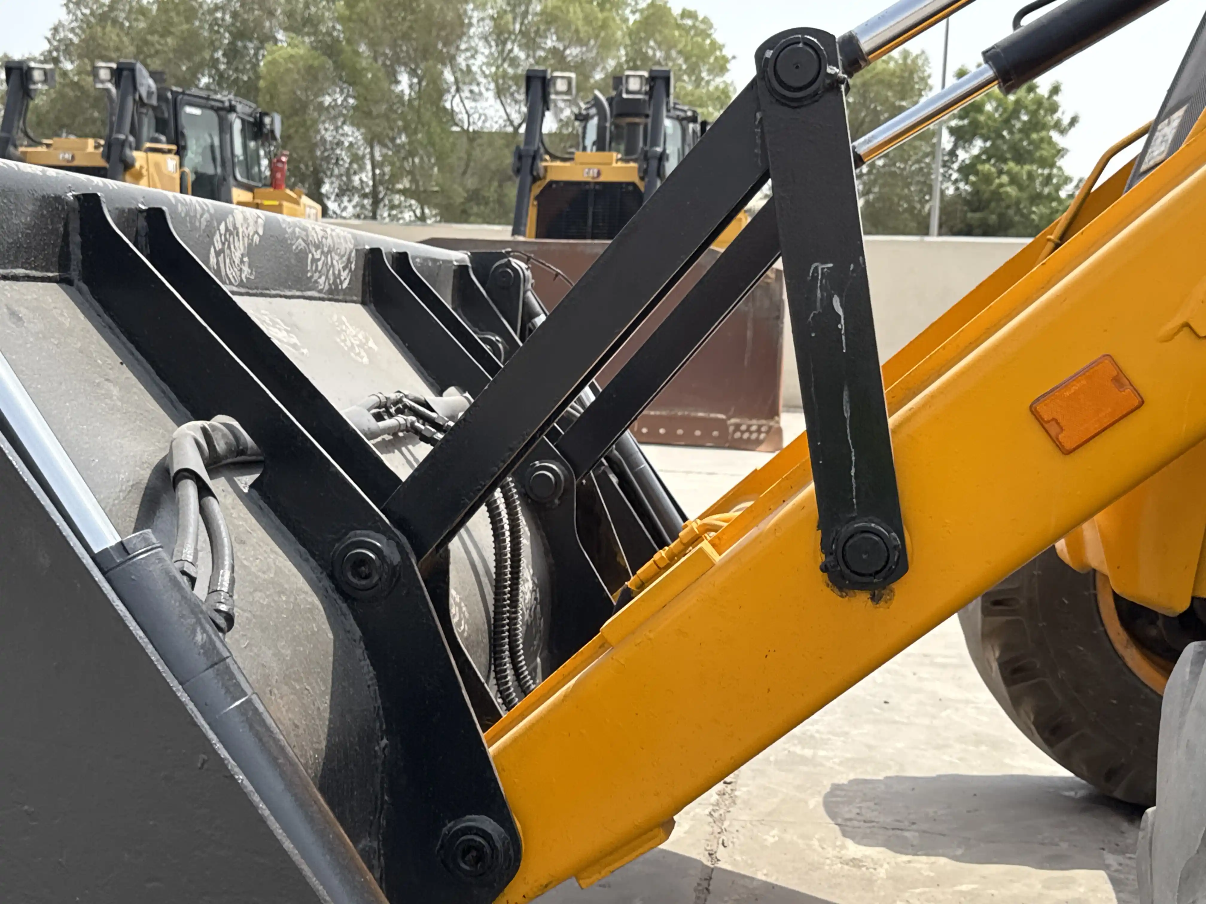BHL-004-JCB-3DX-Plus-backhoe-loader-inspection-chassis-pins-and-bushings-lift-arm-to-bucket