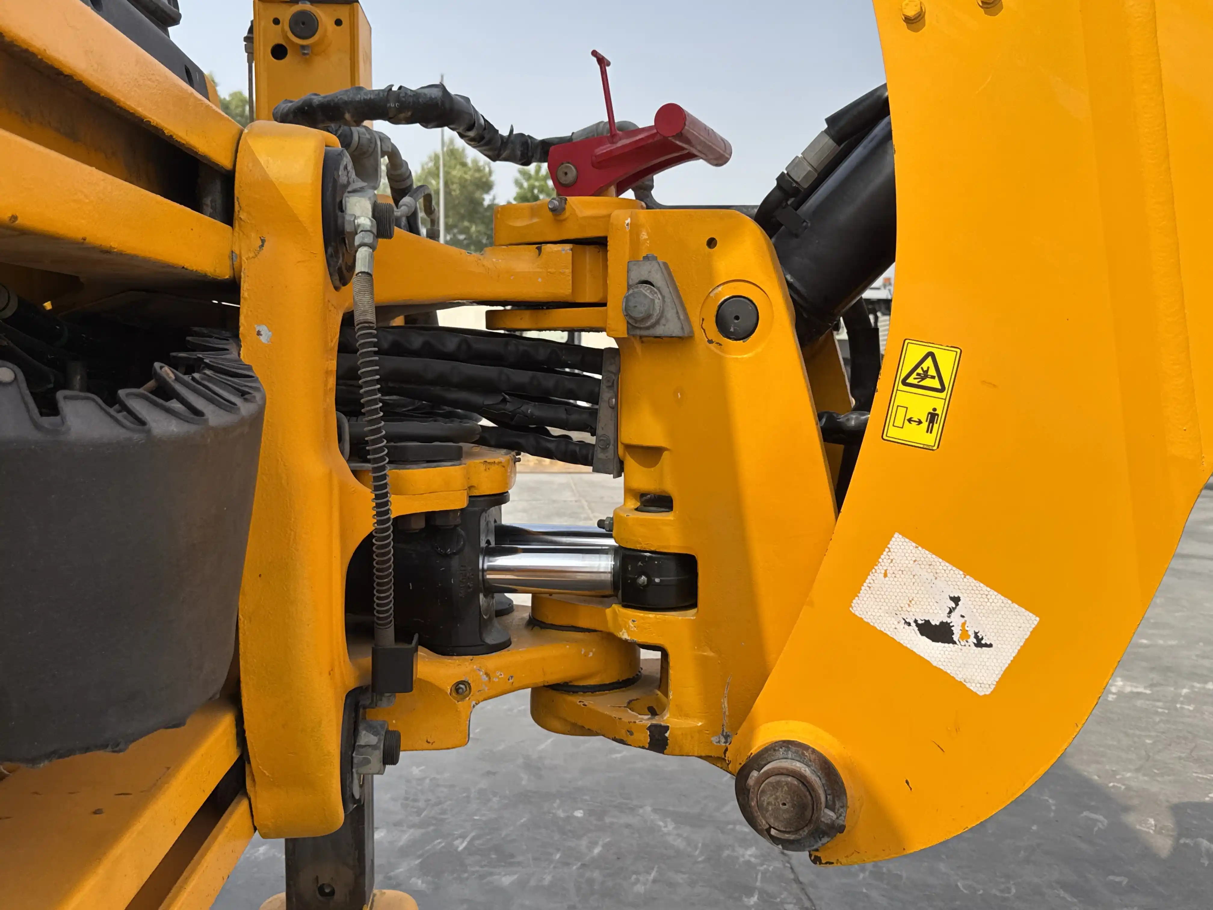 BHL-004-JCB-3DX-Plus-backhoe-loader-inspection-chassis-swing-frame