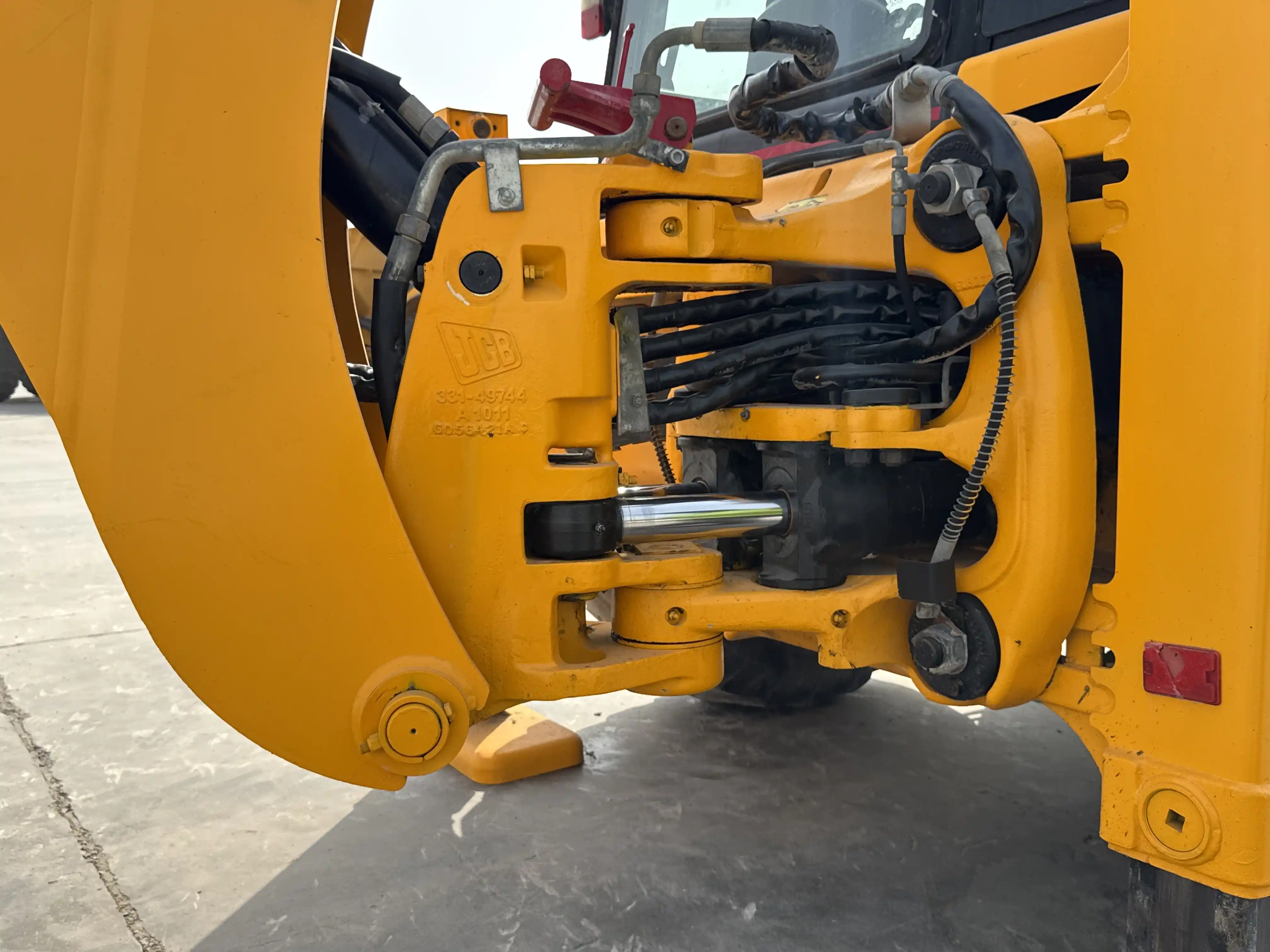BHL-004-JCB-3DX-Plus-backhoe-loader-inspection-chassis-swing-frame