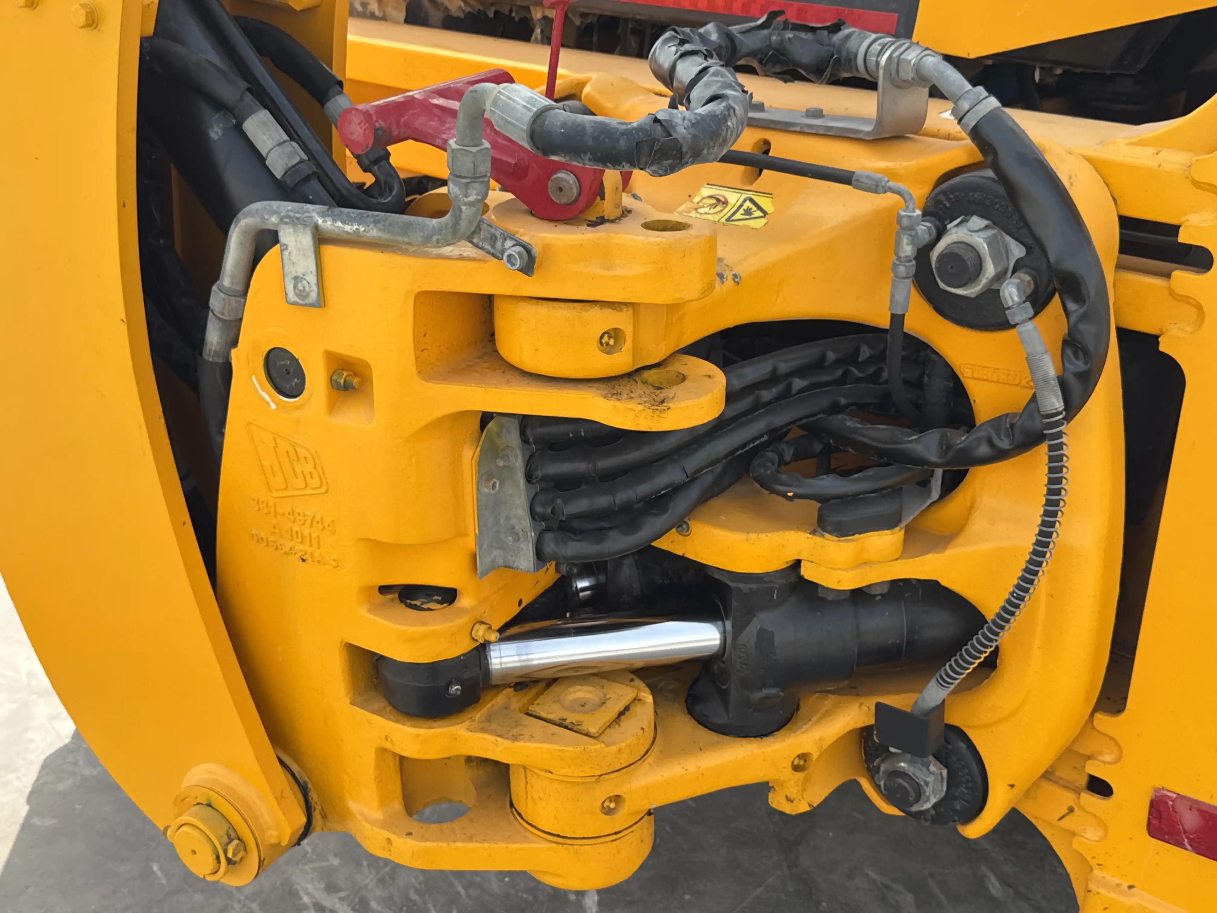 BHL-004-JCB-3DX-Plus-backhoe-loader-inspection-chassis-swing-frame