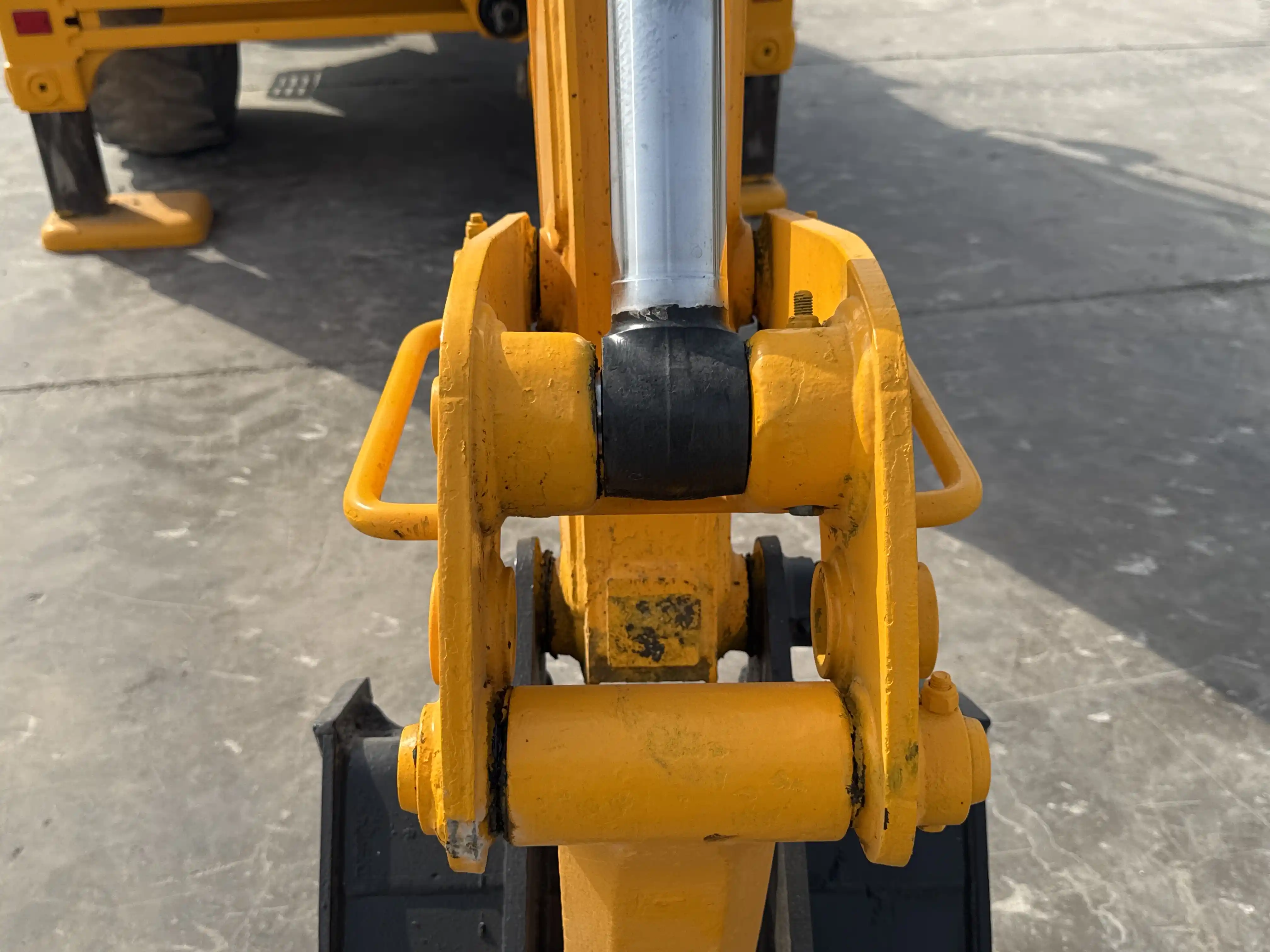 BHL-004-JCB-3DX-Plus-backhoe-loader-inspection-chassis-bucket-side-link