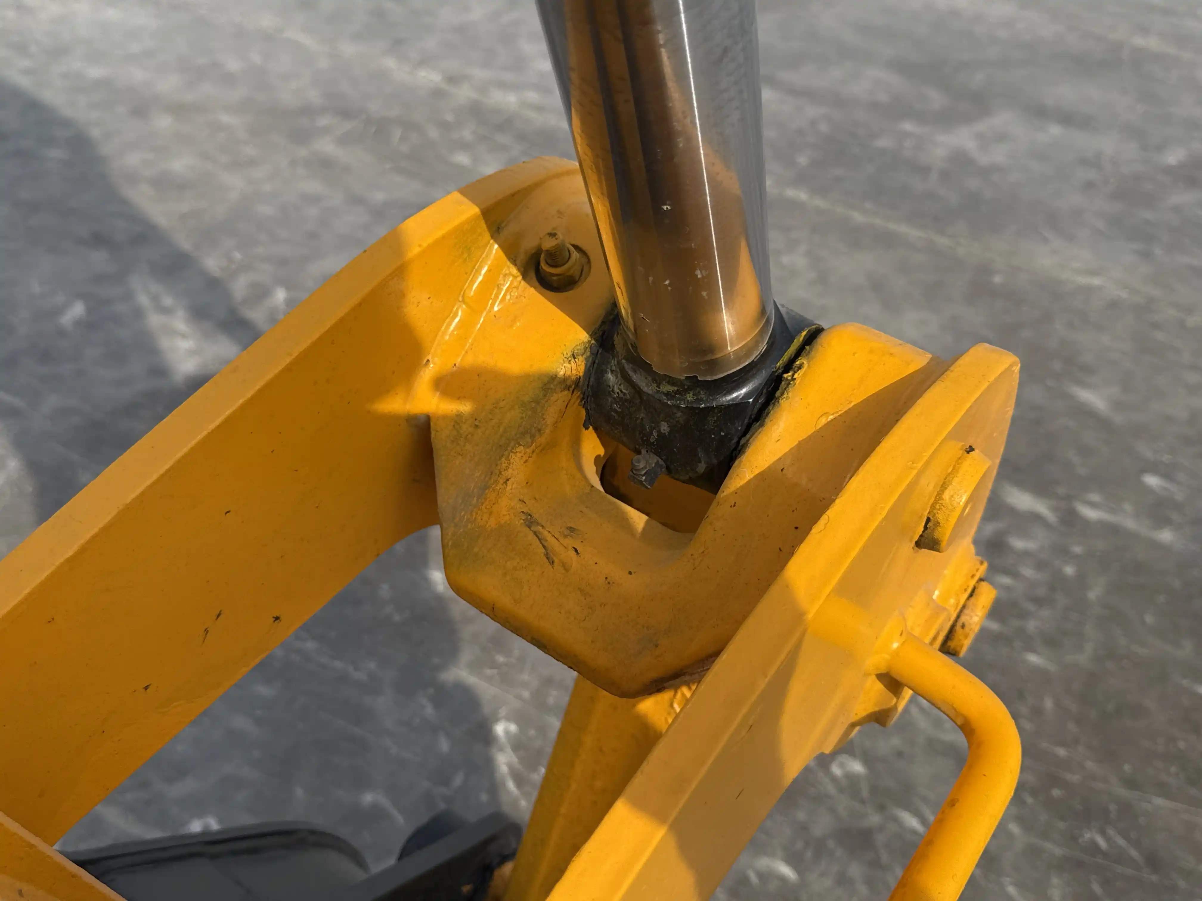 BHL-004-JCB-3DX-Plus-backhoe-loader-inspection-chassis-bucket-side-link