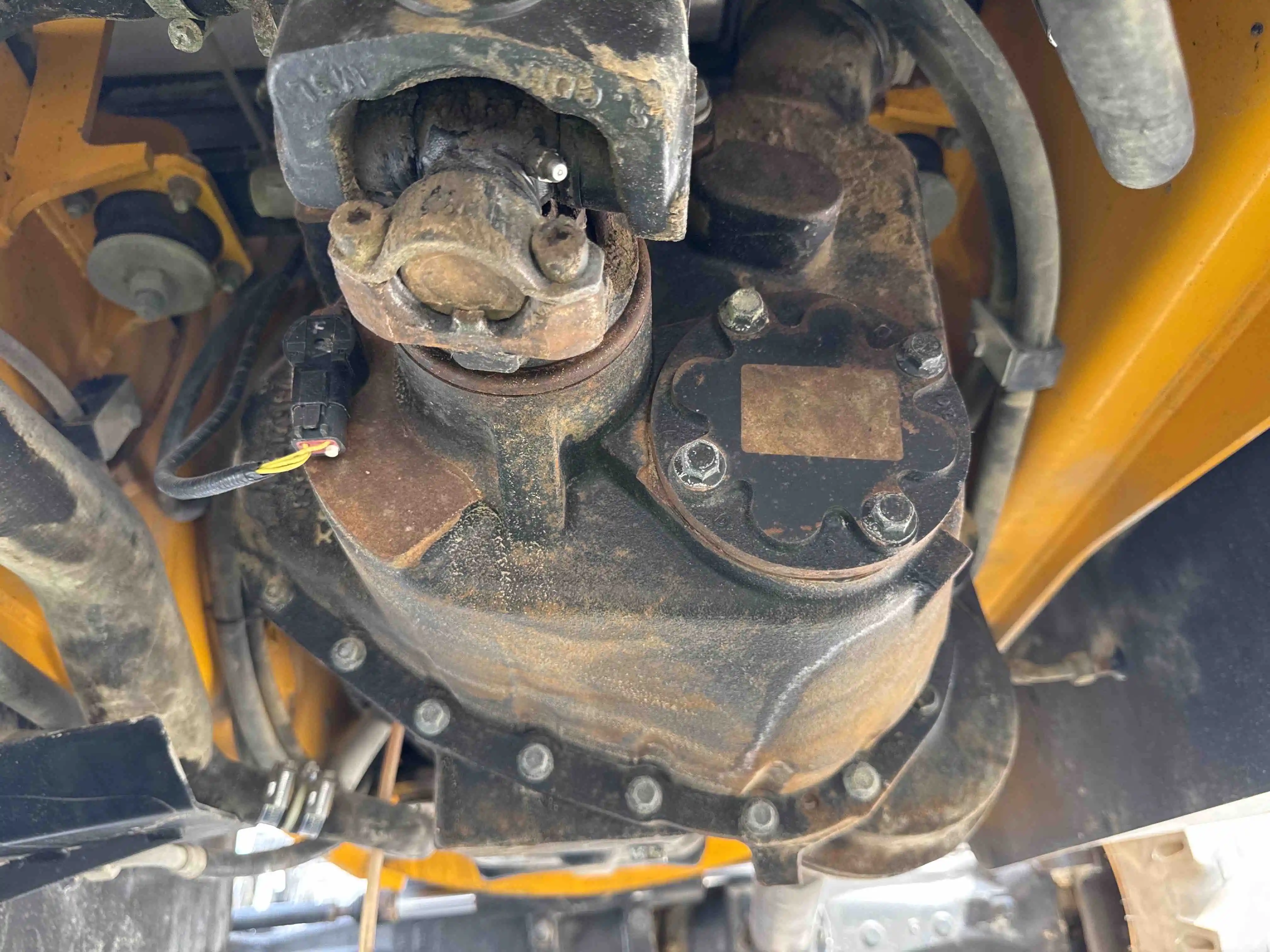 BHL-004-JCB-3DX-Plus-backhoe-loader-inspection-drive-system-transmission-case