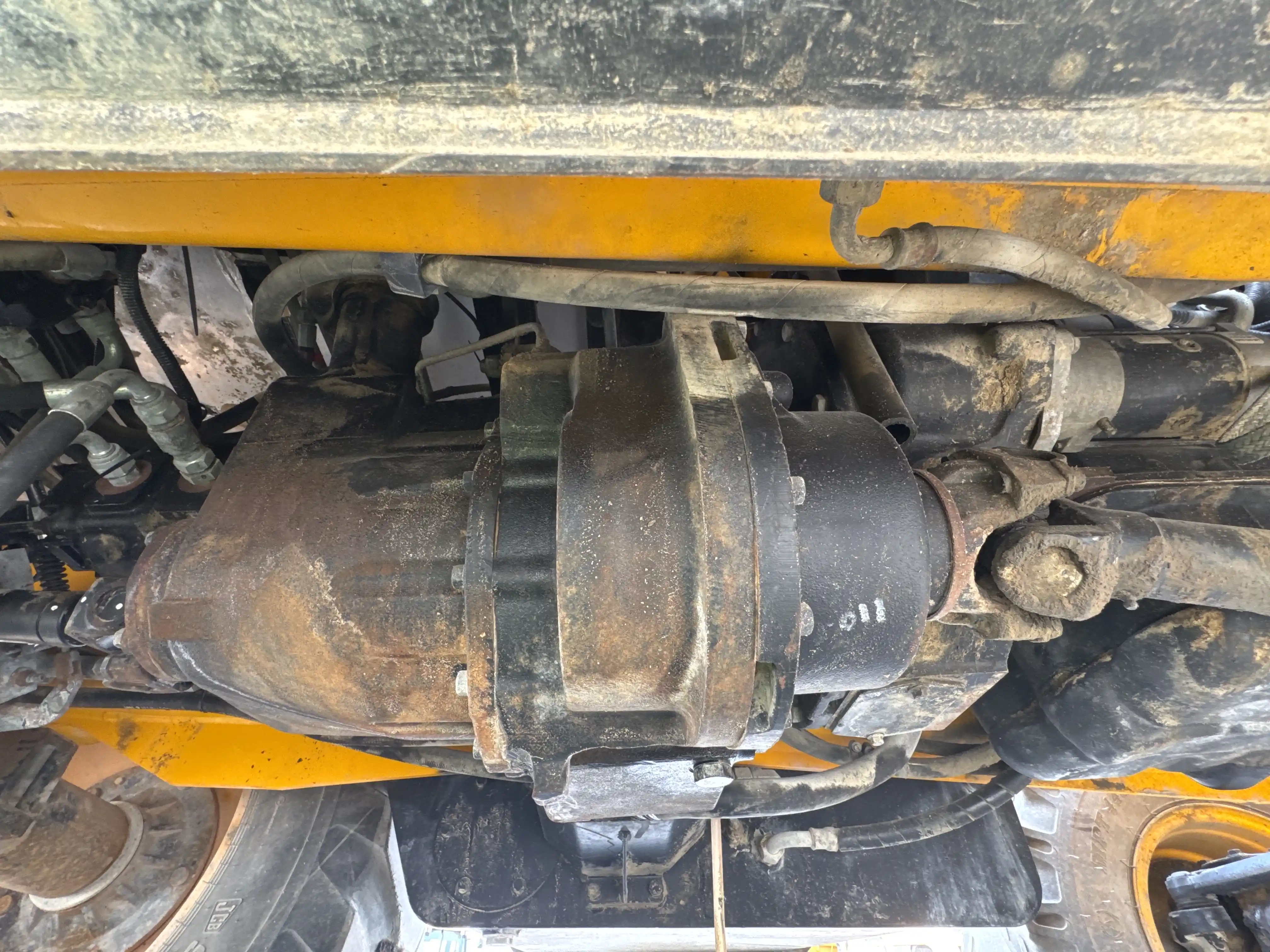 BHL-004-JCB-3DX-Plus-backhoe-loader-inspection-drive-system-transmission-case