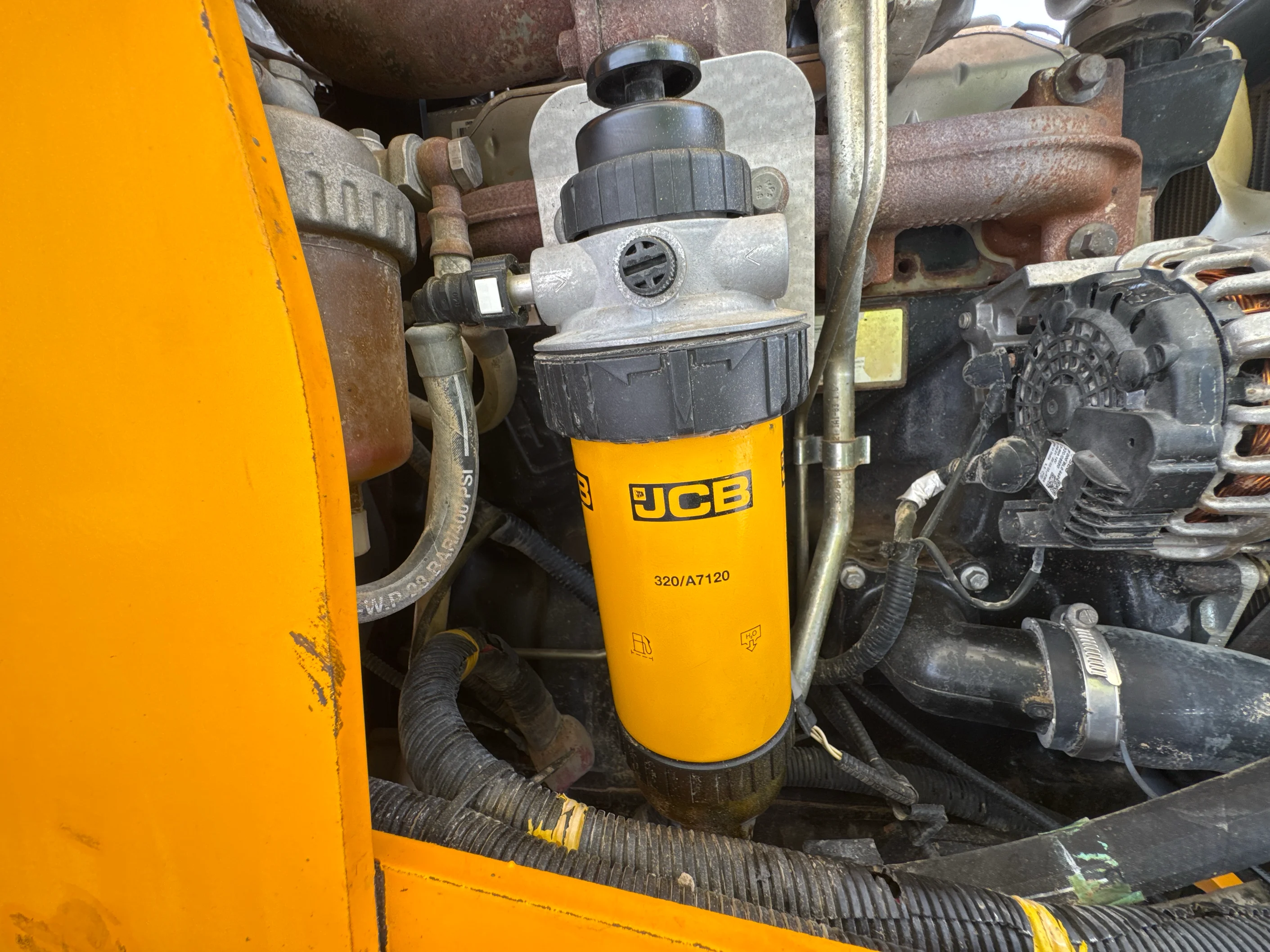 BHL-004-JCB-3DX-Plus-backhoe-loader-inspection-engine-fuel-leaks