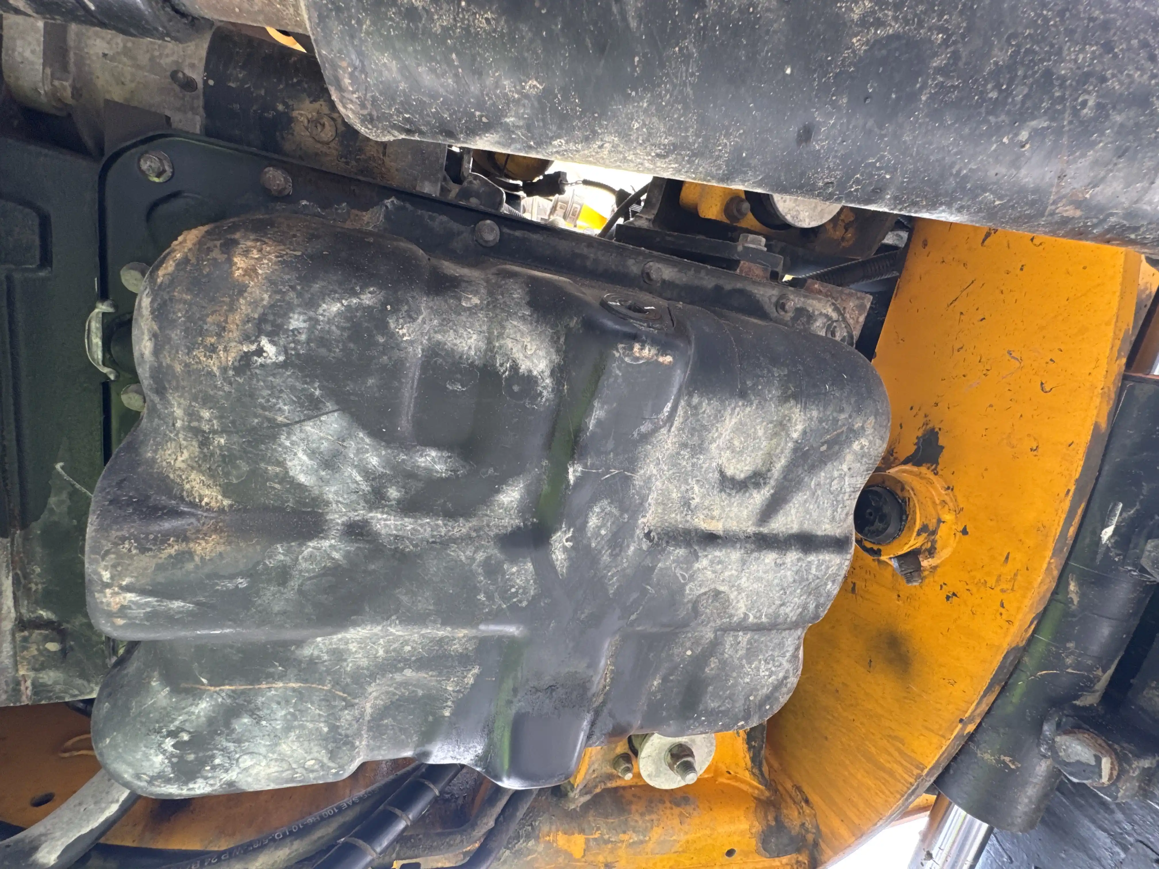 BHL-004-JCB-3DX-Plus-backhoe-loader-inspection-engine-engine-oil-leaks