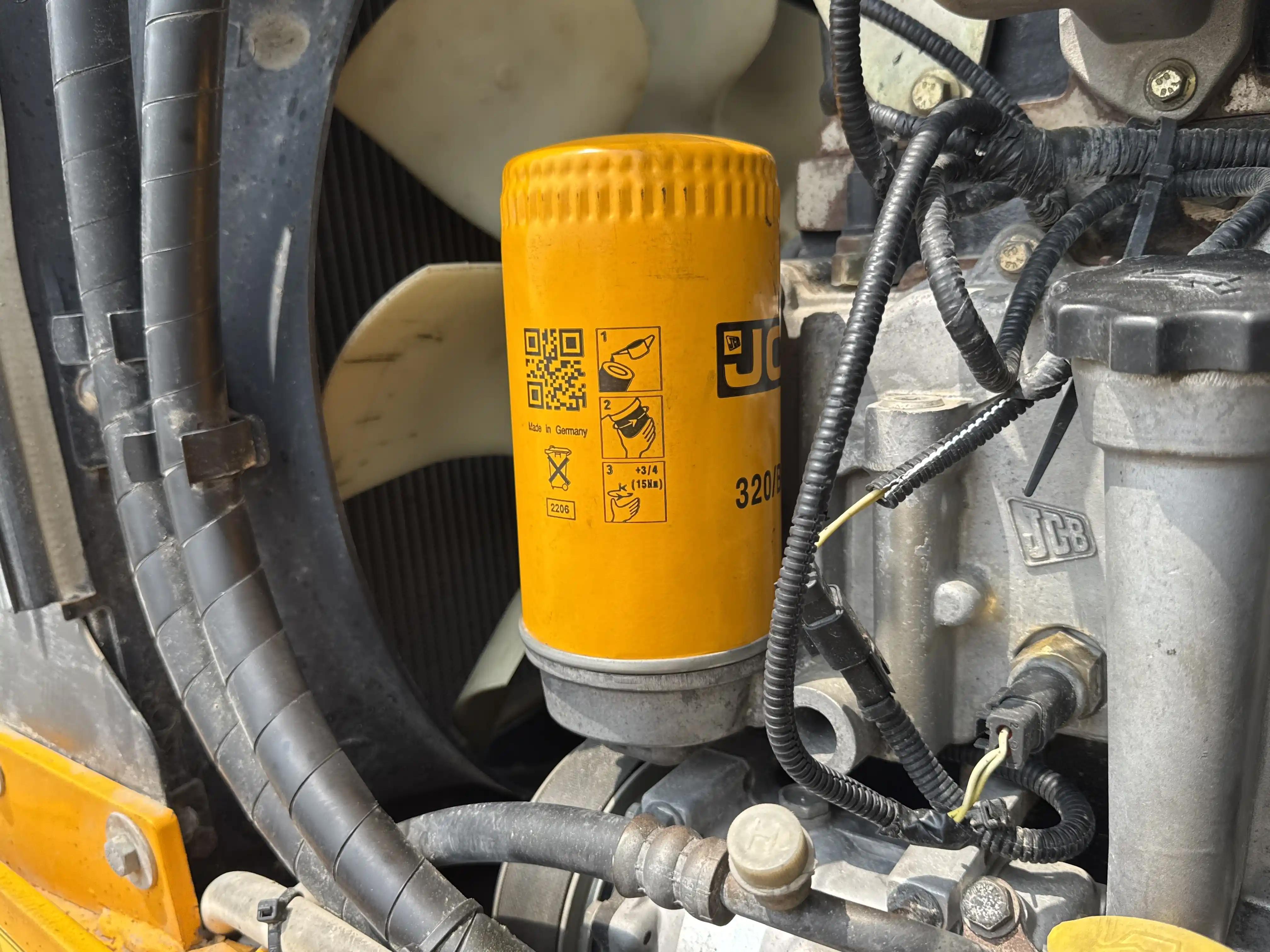 BHL-004-JCB-3DX-Plus-backhoe-loader-inspection-engine-engine-oil-leaks